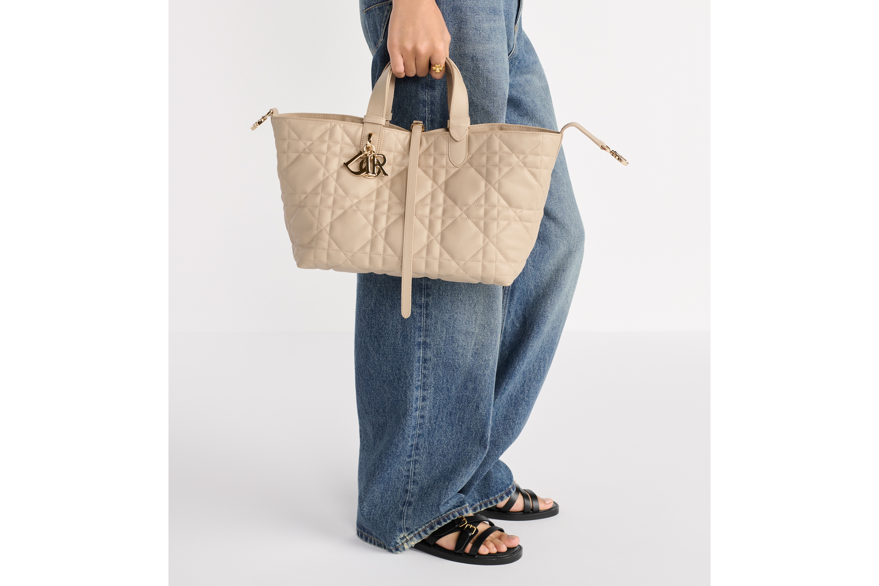 look_image_alt_prefix 中号 Dior Toujours 手袋 胭脂米色牛皮革超大藤格纹 E11