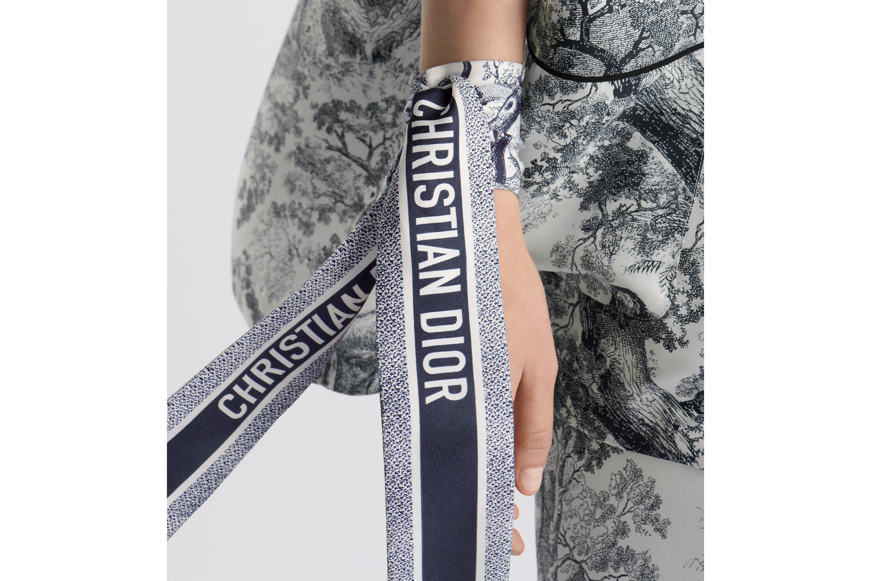 look_image_alt_prefix Mitzah 丝巾 象牙色和海军蓝色桑蚕丝斜纹面料 Sauvage 茹伊印花 E11