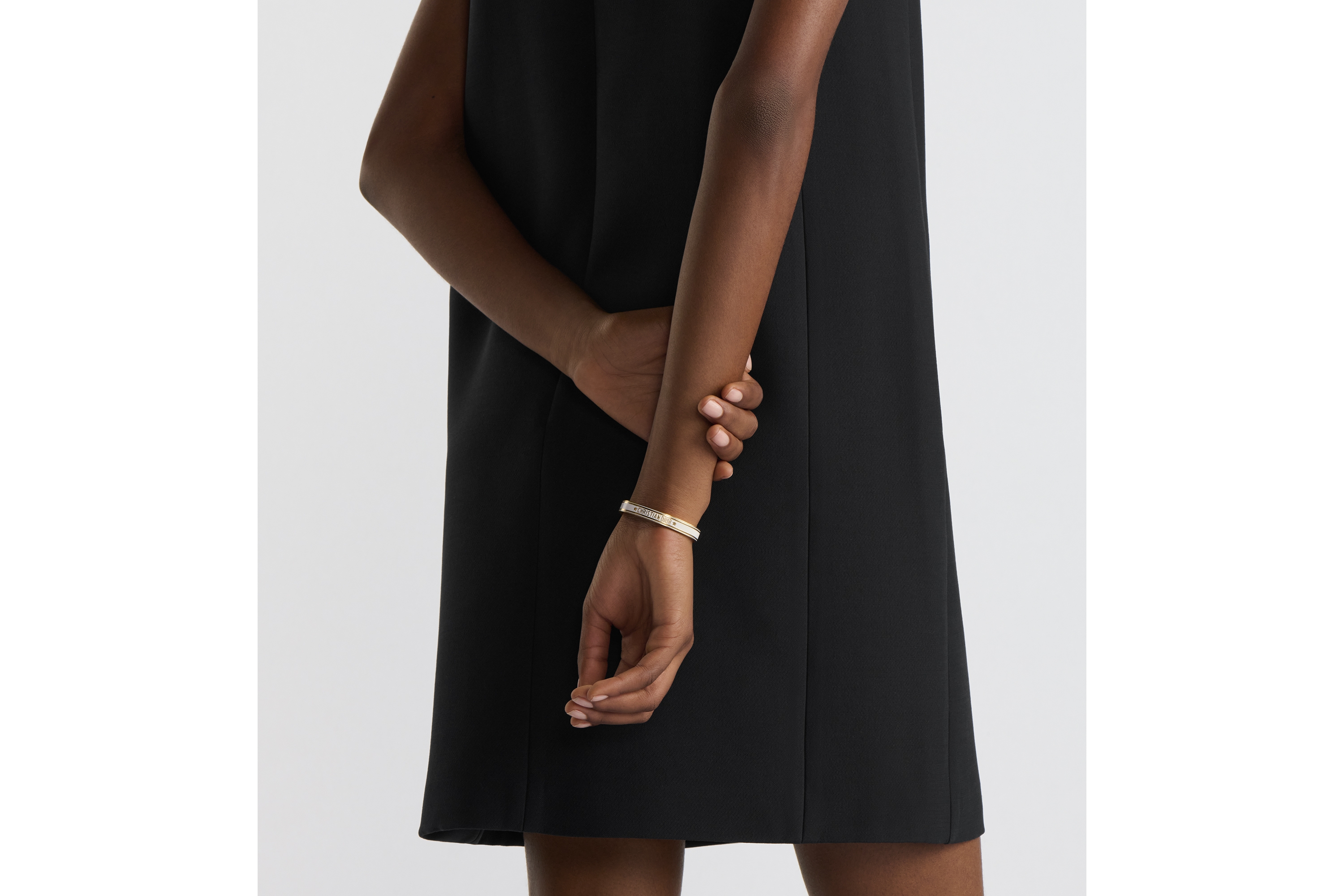 look_image_alt_prefix Dior Code 手镯 金色饰面金属和白色涂漆装饰 E11