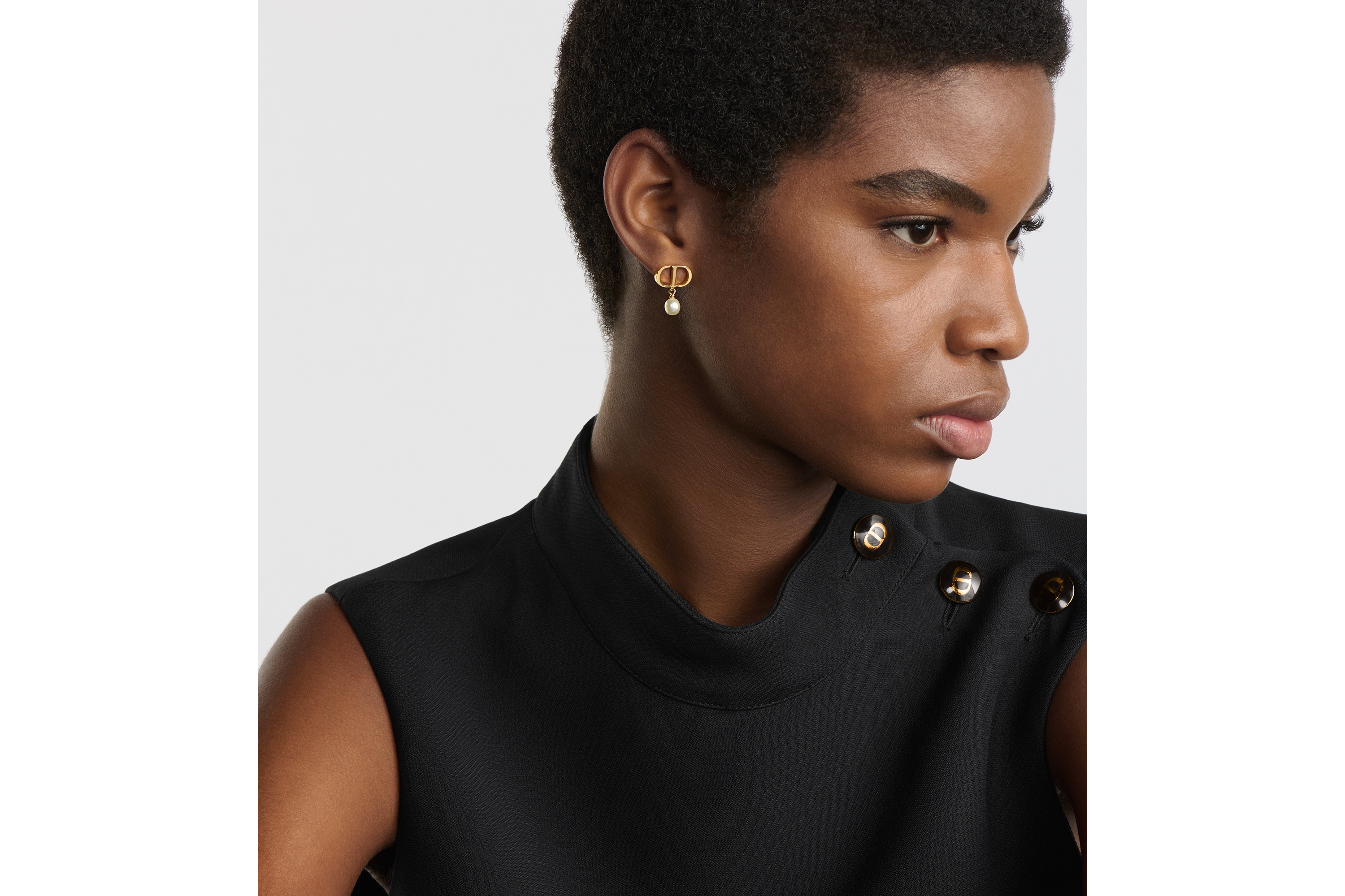 Petit CD 耳环 金色饰面金属和白色树脂珠饰 E08