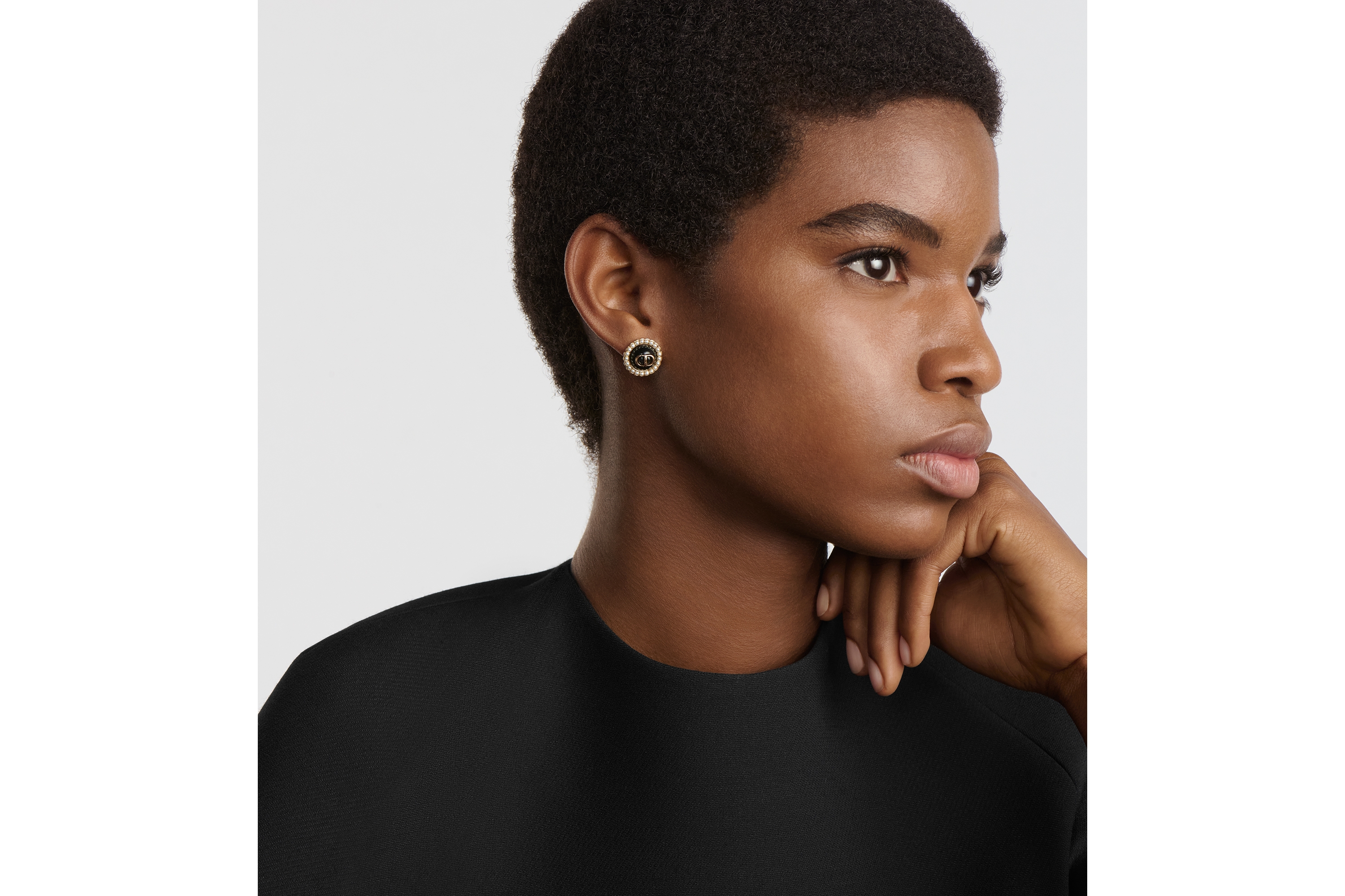 look_image_alt_prefix Petit CD Baroque 耳钉 金色饰面金属、白色树脂珠饰和黑色玻璃装饰 E08