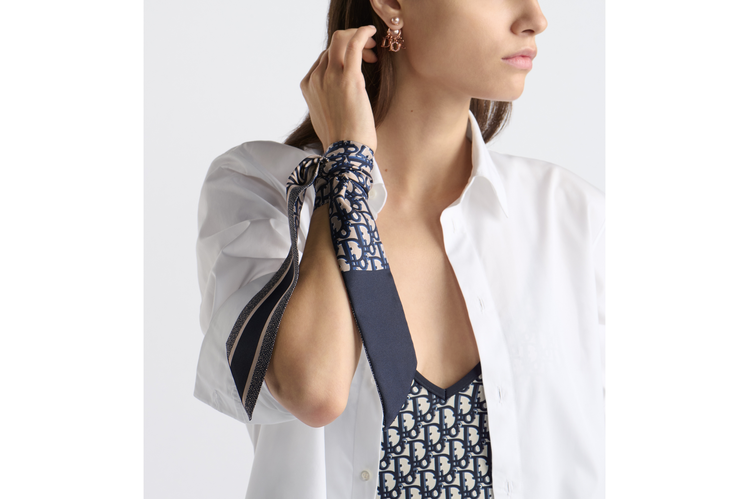 look_image_alt_prefix Mitzah 丝巾 海军蓝色桑蚕丝斜纹面料 Oblique 印花 E11