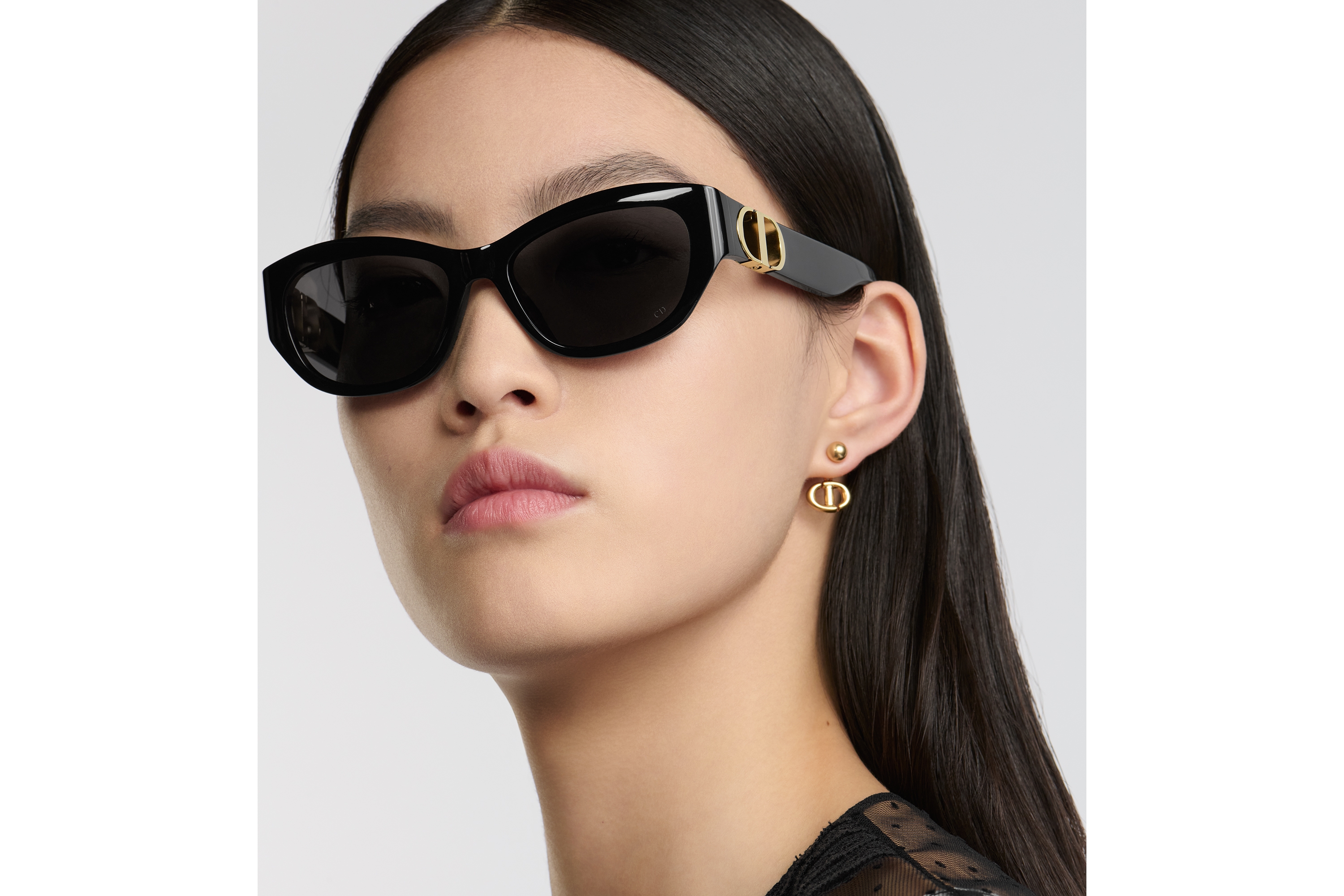 look_image_alt_prefix 30Montaigne B5U 太阳眼镜 黑色蝴蝶形镜框 E07