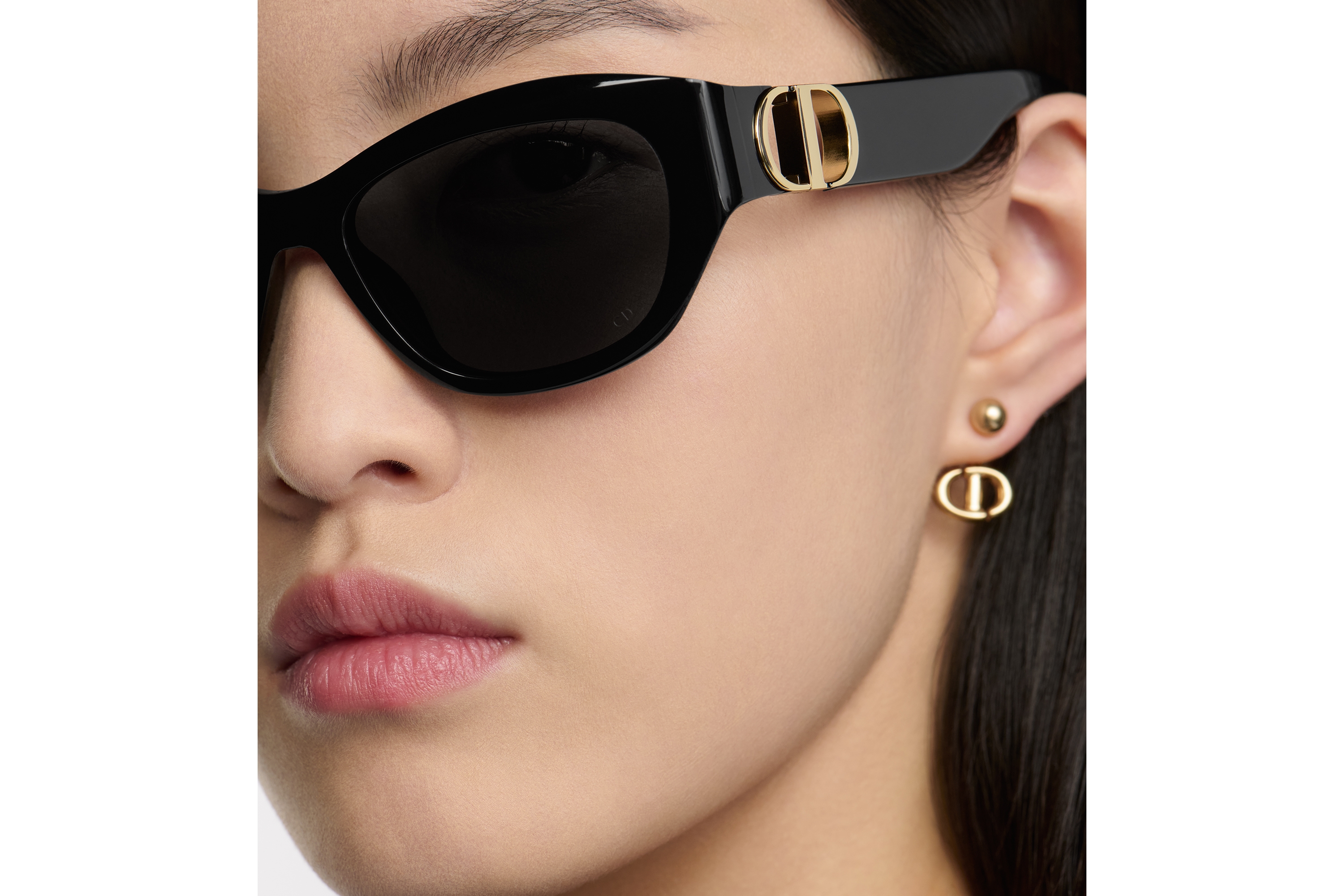 look_image_alt_prefix 30Montaigne B5U 太阳眼镜 黑色蝴蝶形镜框 E17