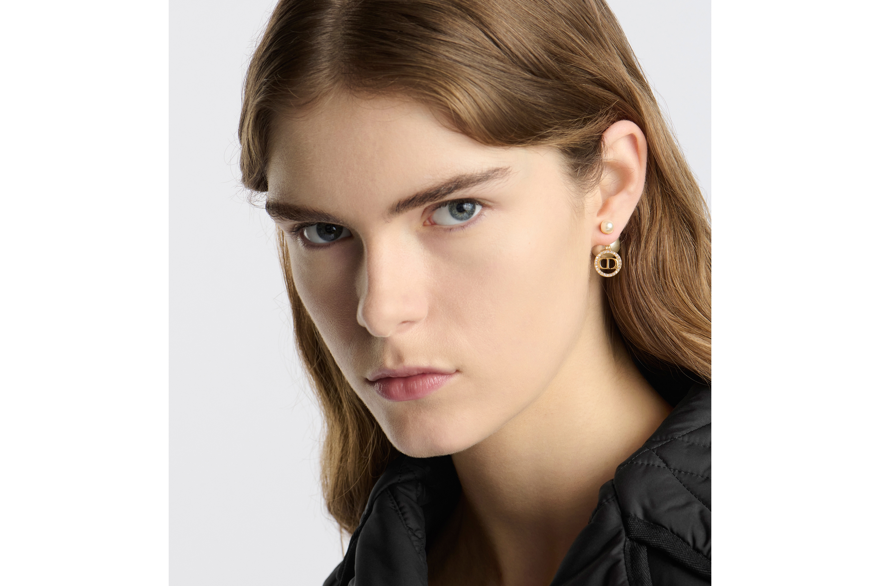 look_image_alt_prefix Dior Tribales 耳环 金色饰面金属搭配白色树脂珠饰和银色调仿水晶装饰 E07