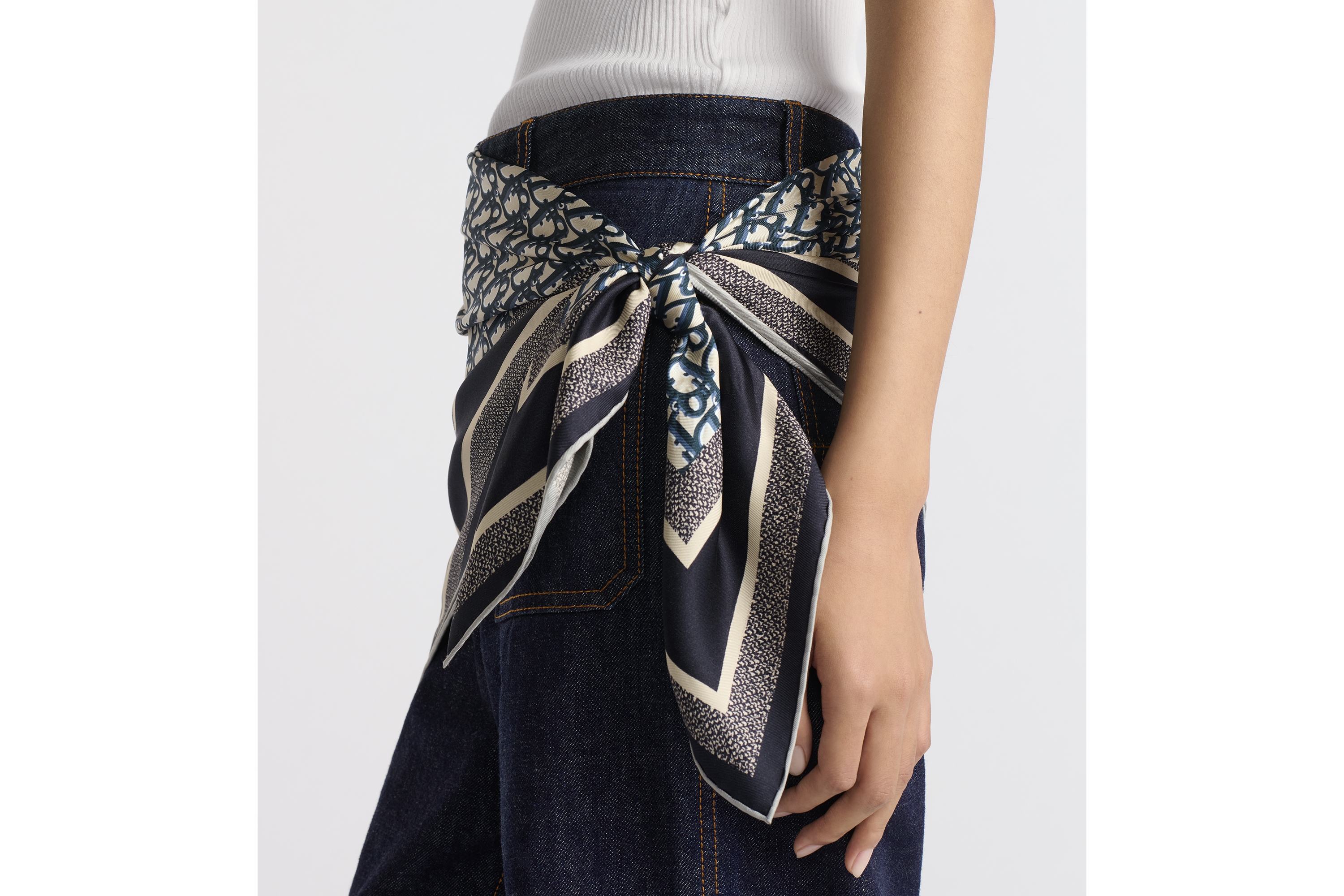 look_image_alt_prefix Diortwin 方巾 90 厘米灰色和海军蓝色桑蚕丝斜纹面料 Oblique 印花 E10