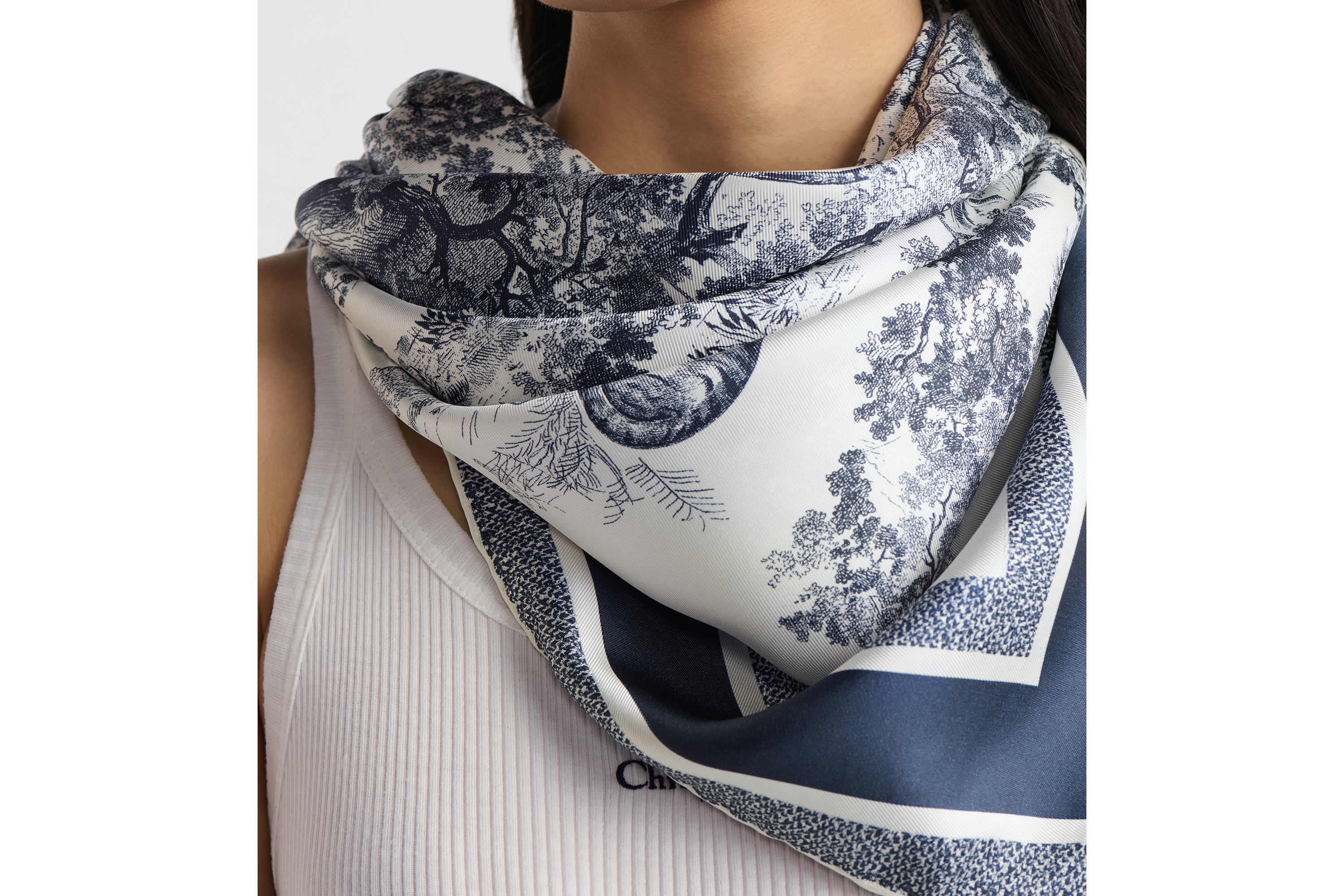 look_image_alt_prefix Dior 印花方巾 90 厘米象牙色和海军蓝色桑蚕丝斜纹面料 Sauvage 茹伊印花 E12