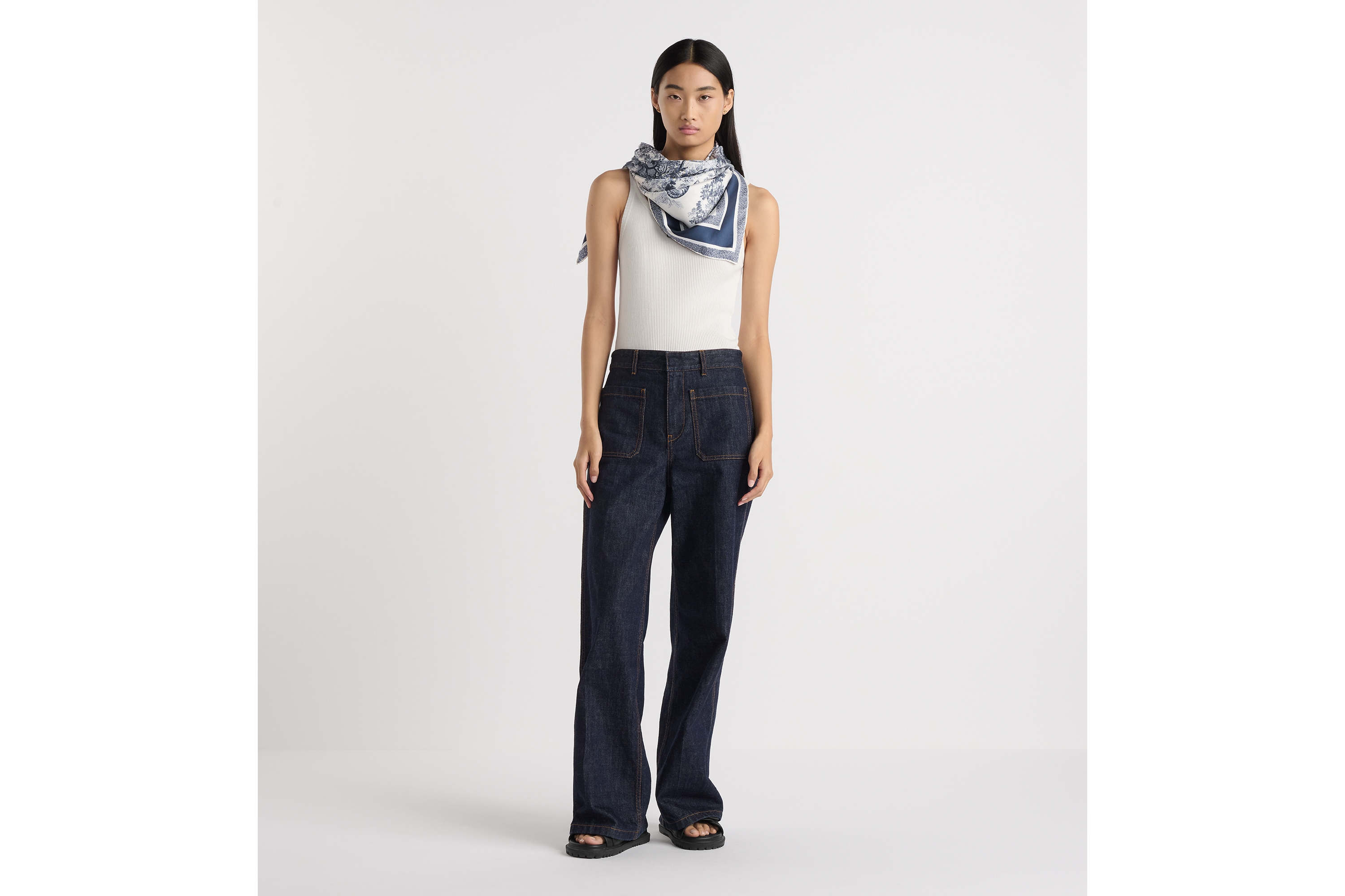 look_image_alt_prefix Dior 印花方巾 90 厘米象牙色和海军蓝色桑蚕丝斜纹面料 Sauvage 茹伊印花 E17