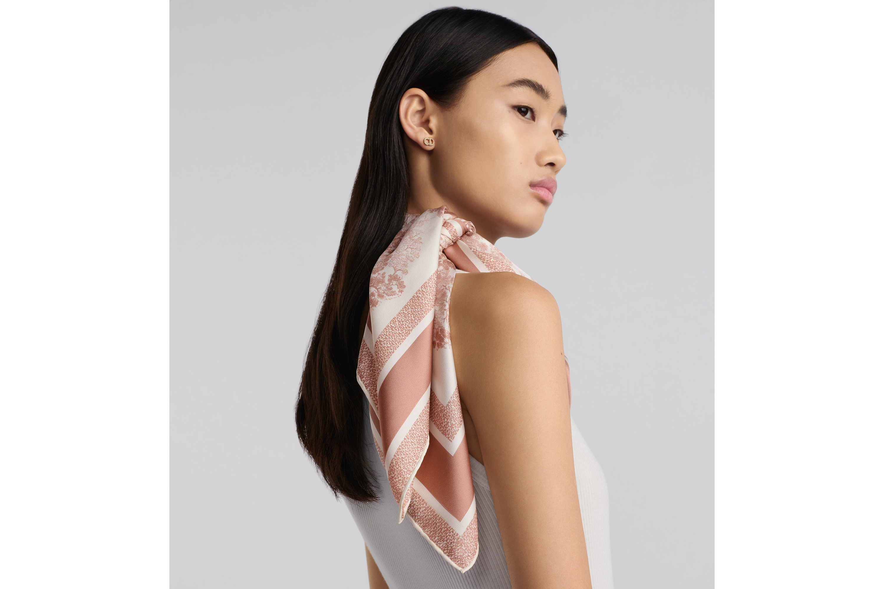 look_image_alt_prefix Dior 印花方巾 90 厘米象牙色和粉色桑蚕丝斜纹面料 Sauvage 茹伊印花 E09