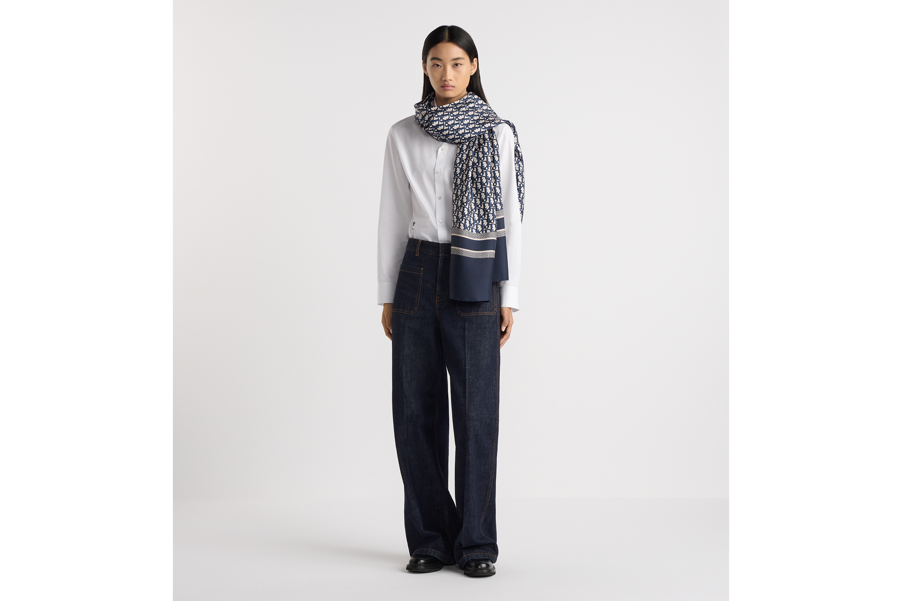 look_image_alt_prefix Dior 印花披肩 海军蓝色桑蚕丝斜纹面料 Oblique 印花 E17