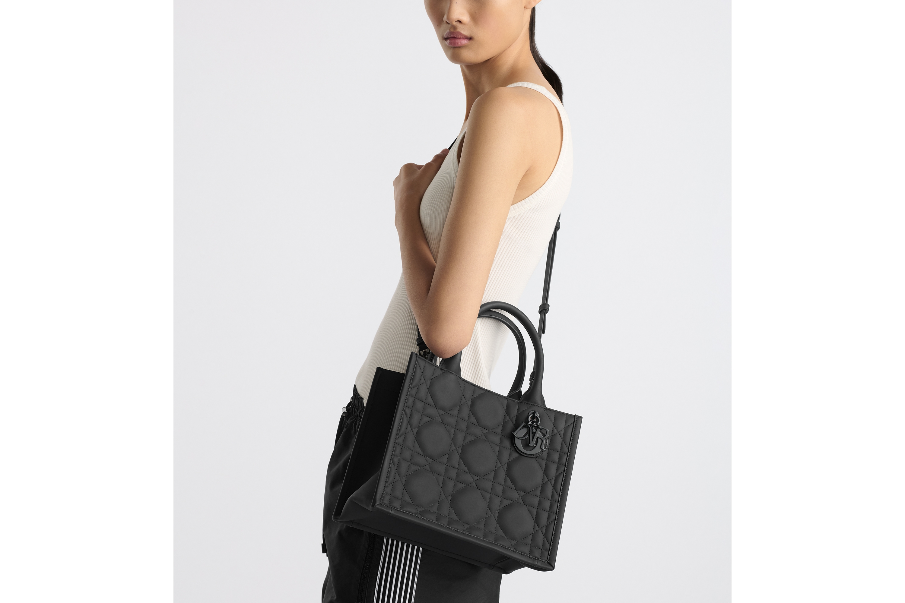 小号 Book Tote 手袋 黑色哑光牛皮革藤格纹（26.5 x 22 x 14 厘米） E05