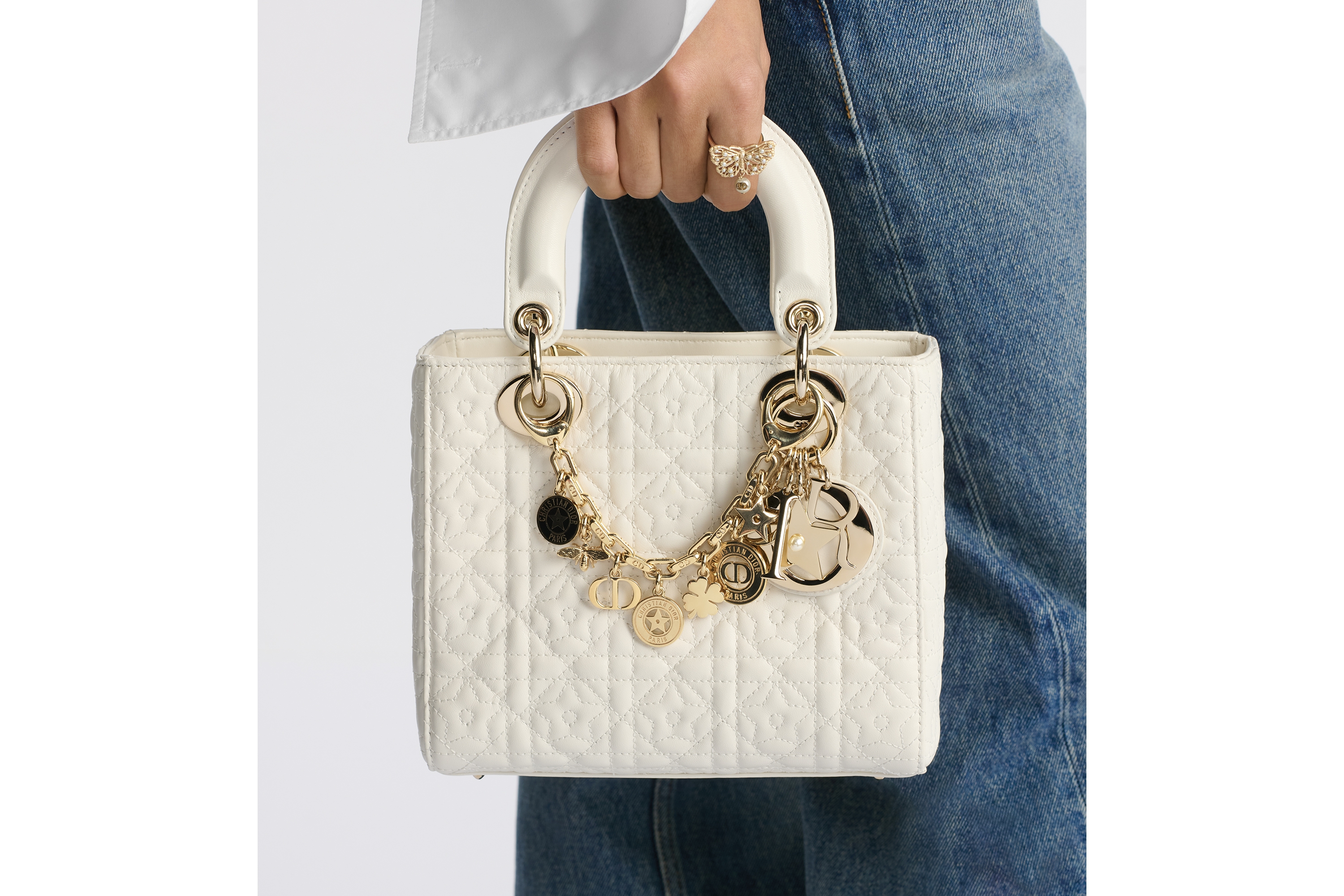 look_image_alt_prefix 30 Montaigne 手袋吊饰 金色饰面金属和黑色涂漆装饰 E11