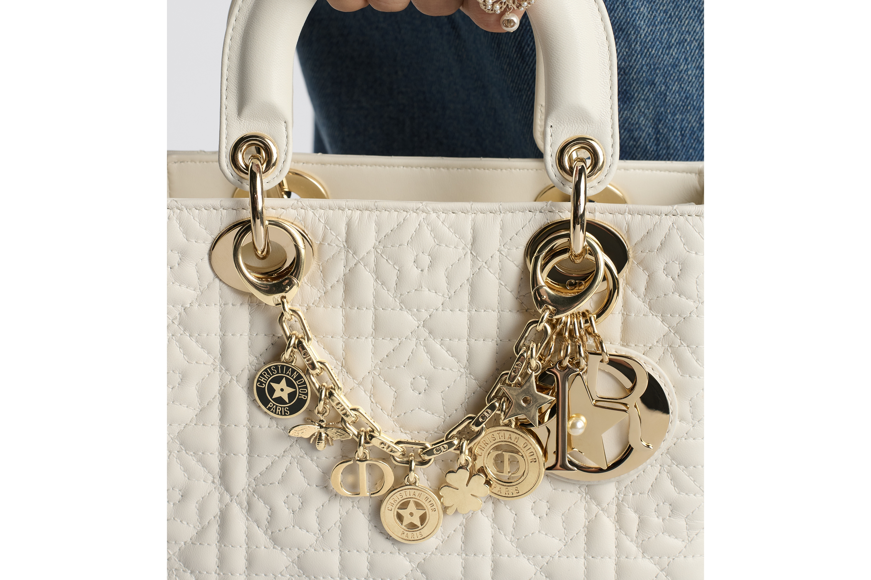 look_image_alt_prefix 30 Montaigne 手袋吊饰 金色饰面金属和黑色涂漆装饰 E17