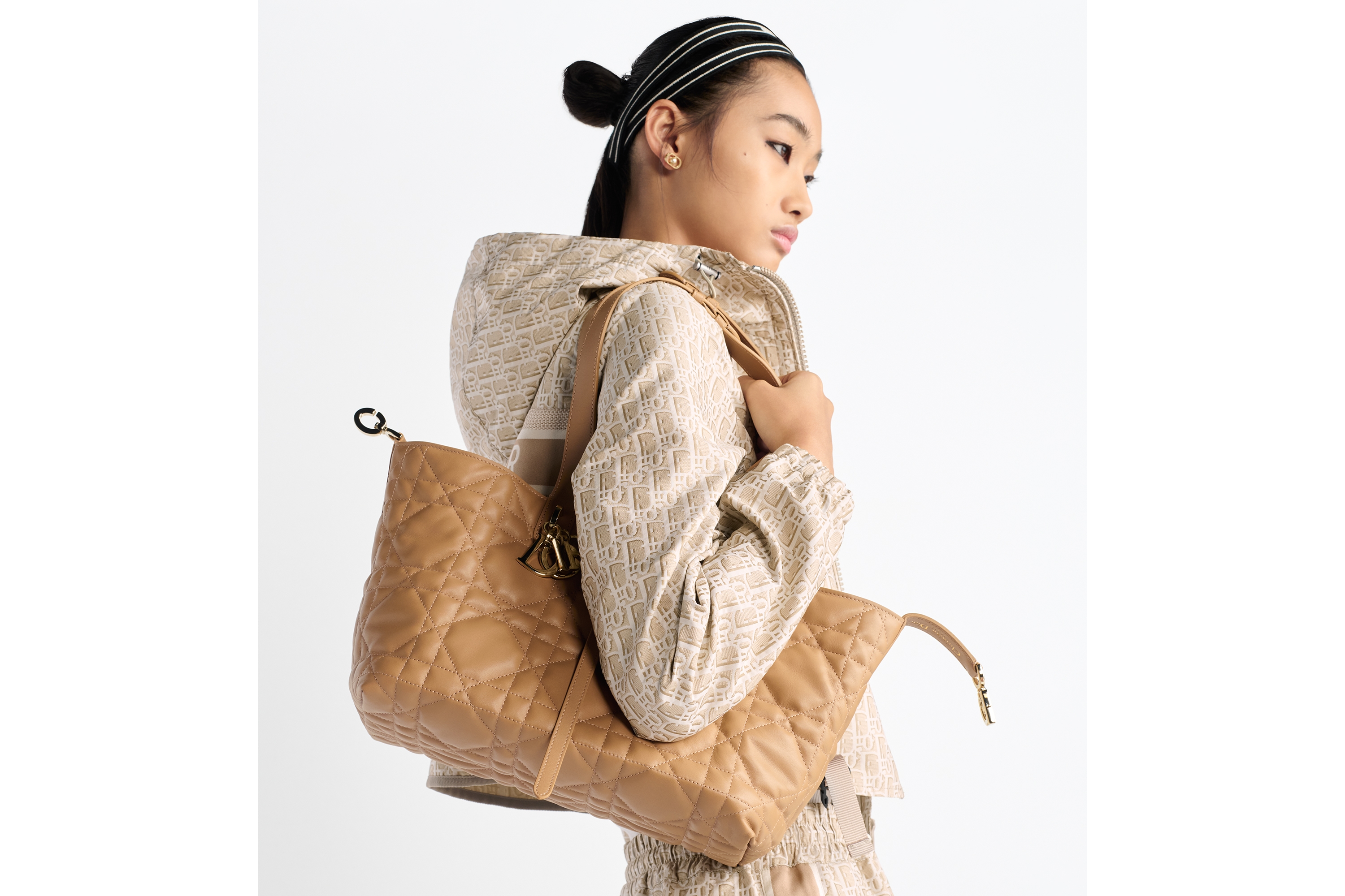 look_image_alt_prefix 中号 Dior Toujours 手袋 古铜色牛皮革超大藤格纹 E05