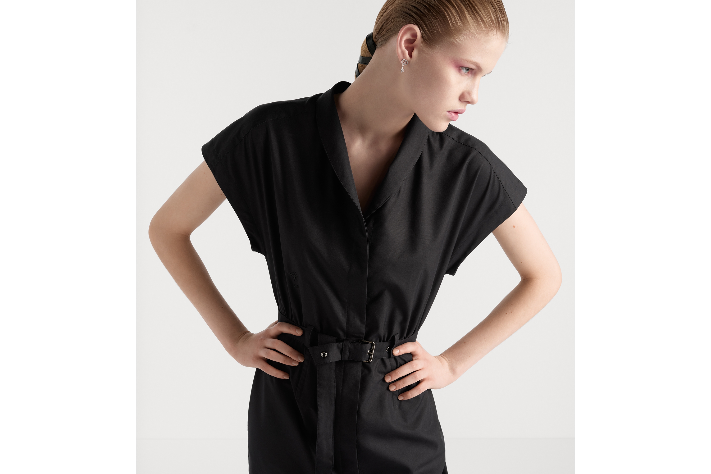 look_image_alt_prefix 中长款连衣裙 黑色棉质和桑蚕丝混纺府绸搭配腰带 E04