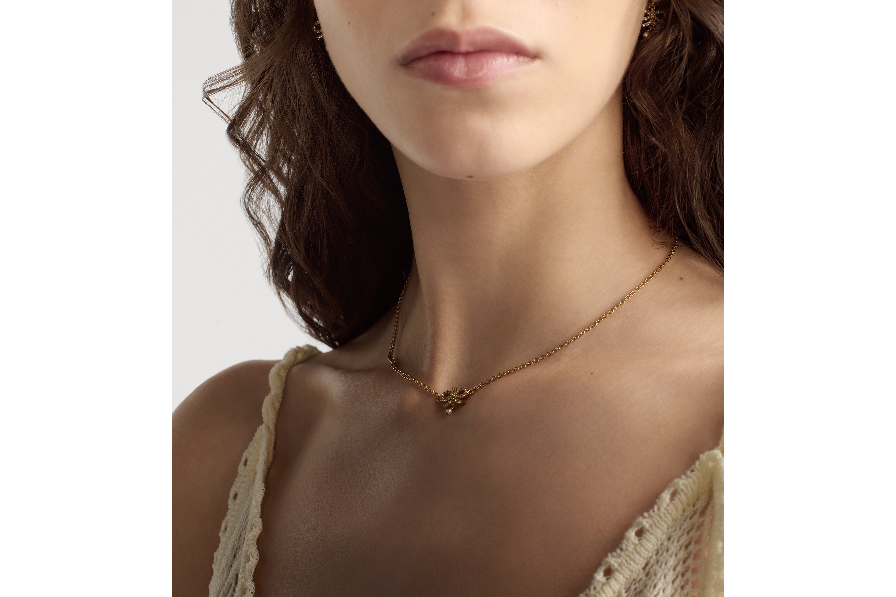 Le Nœud de Dior 项链金色饰面金属搭配白色树脂珠饰和银色调晶体装饰| DIOR