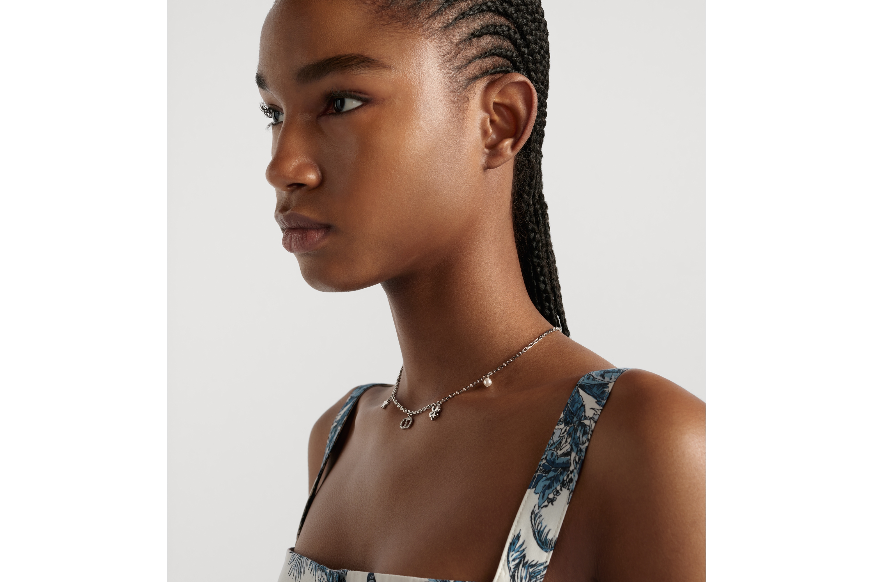 Petit CD Lucky Charms 项链 银色饰面金属搭配白色树脂珠饰和银色调晶体装饰 E07