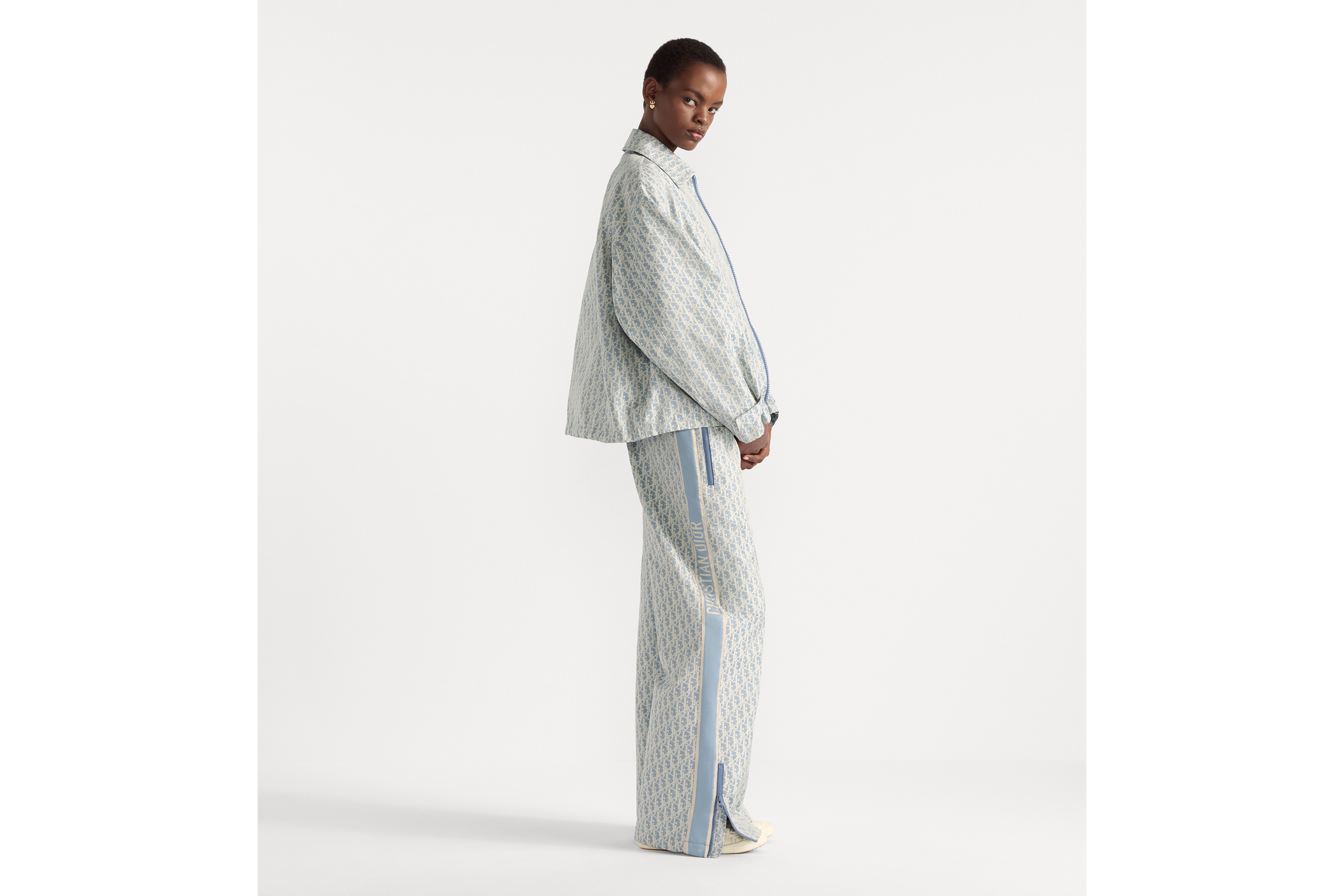 look_image_alt_prefix Dioriviera 夹克 蓝色和白色塔夫绸提花科技面料 Oblique 印花 E02