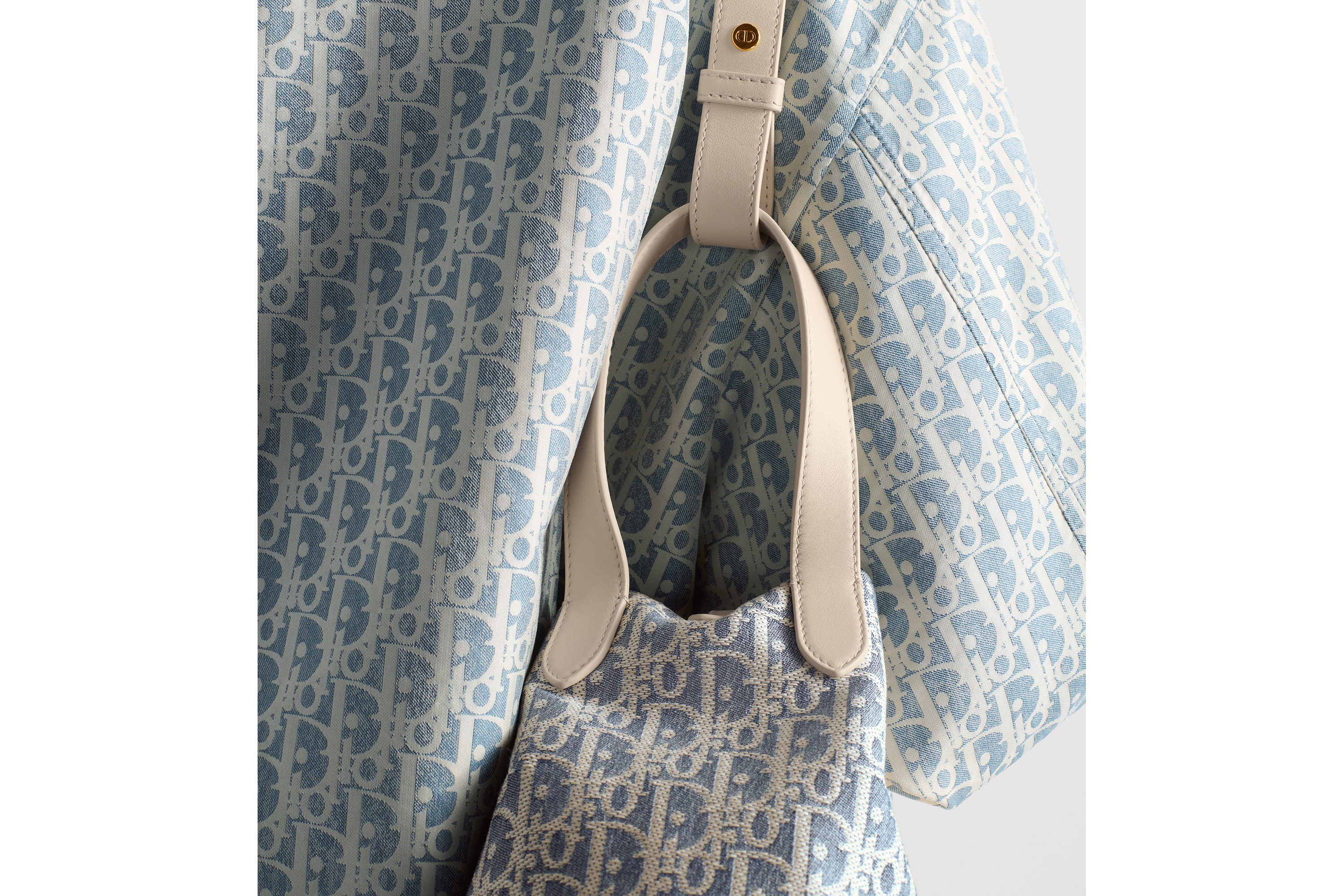 look_image_alt_prefix 小号 Signature 水桶包 蓝色酒椰草效果格纹布 Oblique 印花和浅饼干色光滑牛皮革 E18