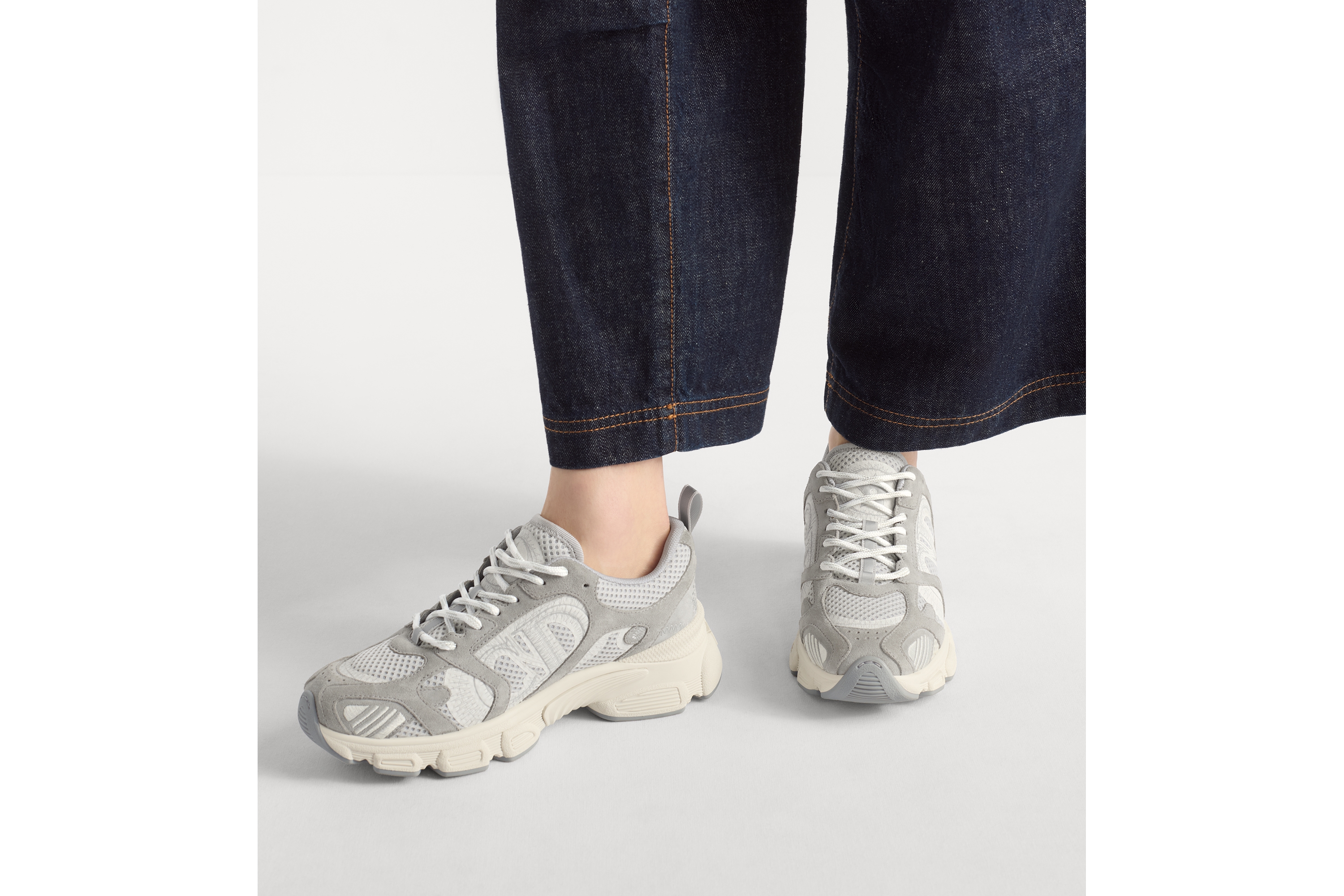 Dior Chrono 运动鞋 灰色网面和绒面牛皮革 E14