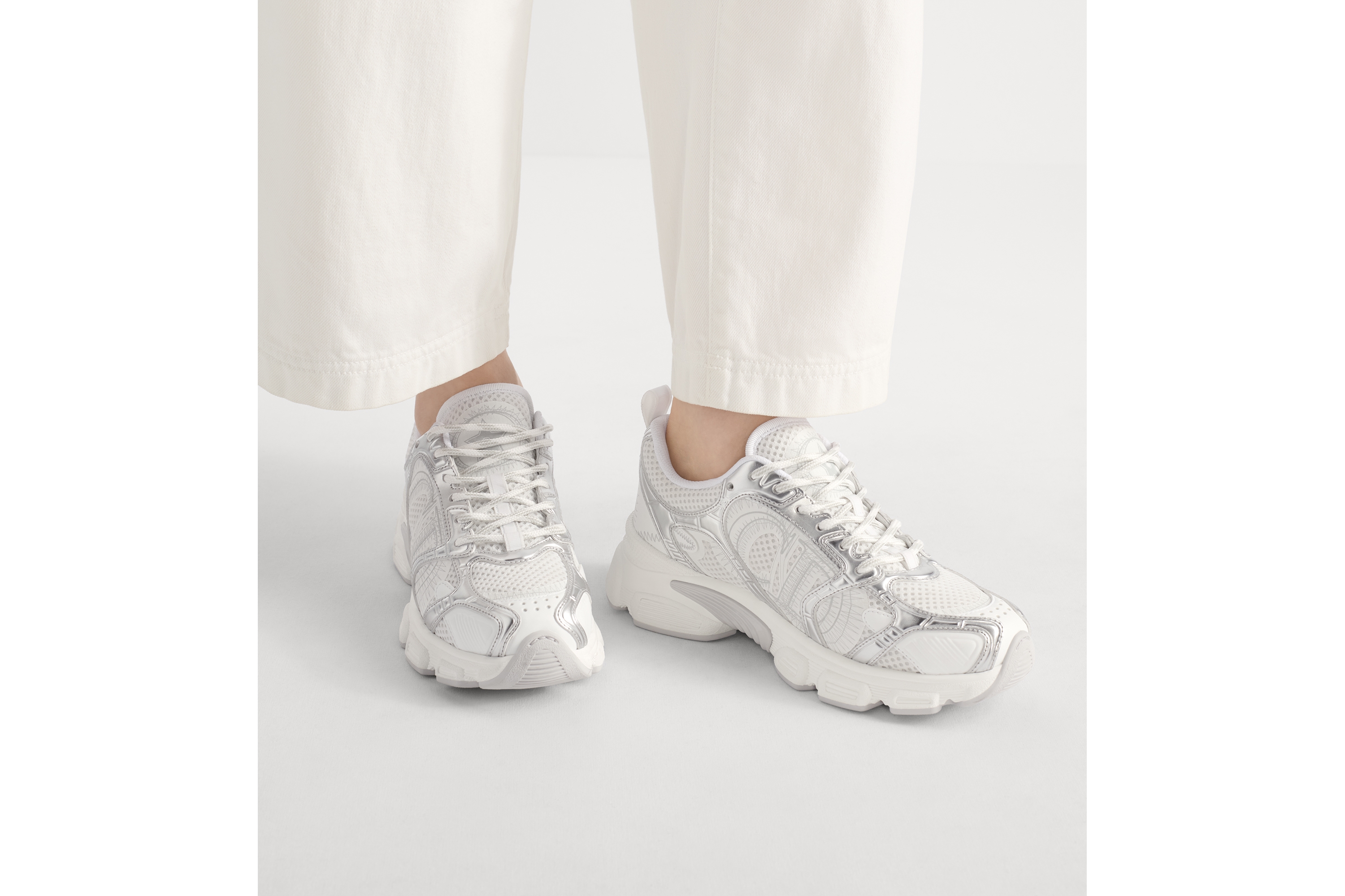 Dior Chrono 运动鞋 白色网眼织物搭配银色调和白色层压皮革效果镶片 E14