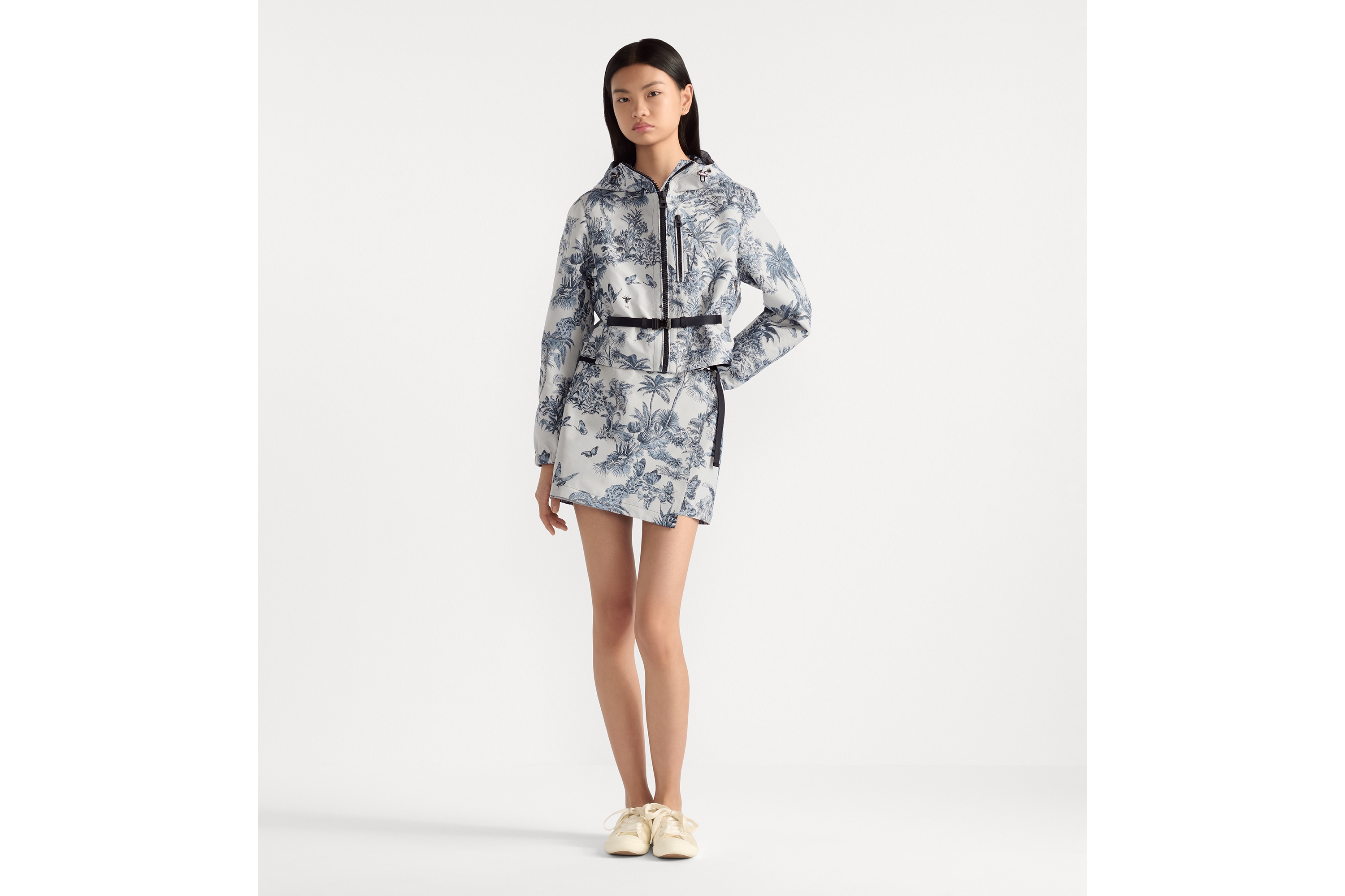 look_image_alt_prefix Dioriviera 短款连帽外套 白色和蓝色塔夫绸提花科技面料 Palms 茹伊印花 E01