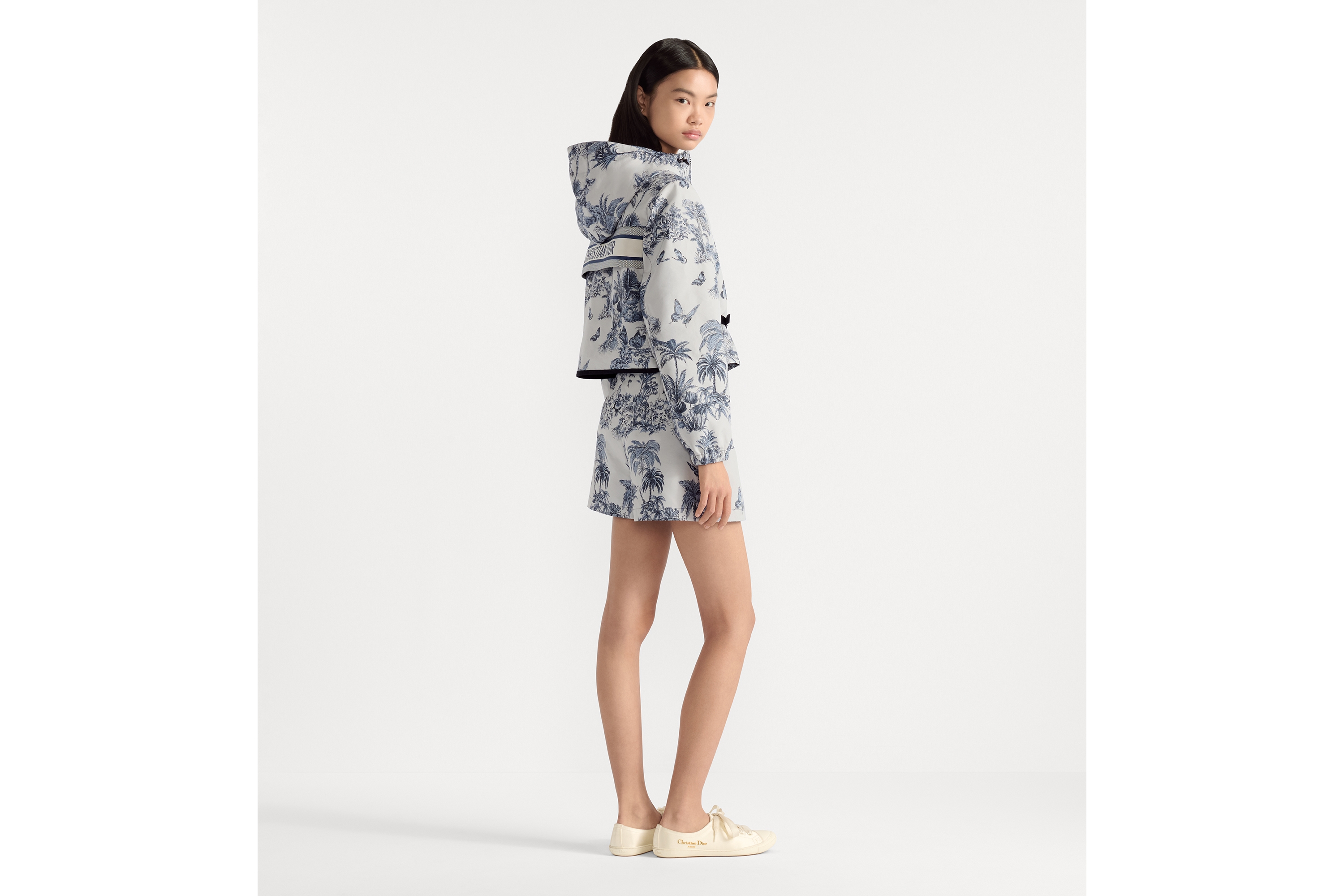 look_image_alt_prefix Dioriviera 短款连帽外套 白色和蓝色塔夫绸提花科技面料 Palms 茹伊印花 E02