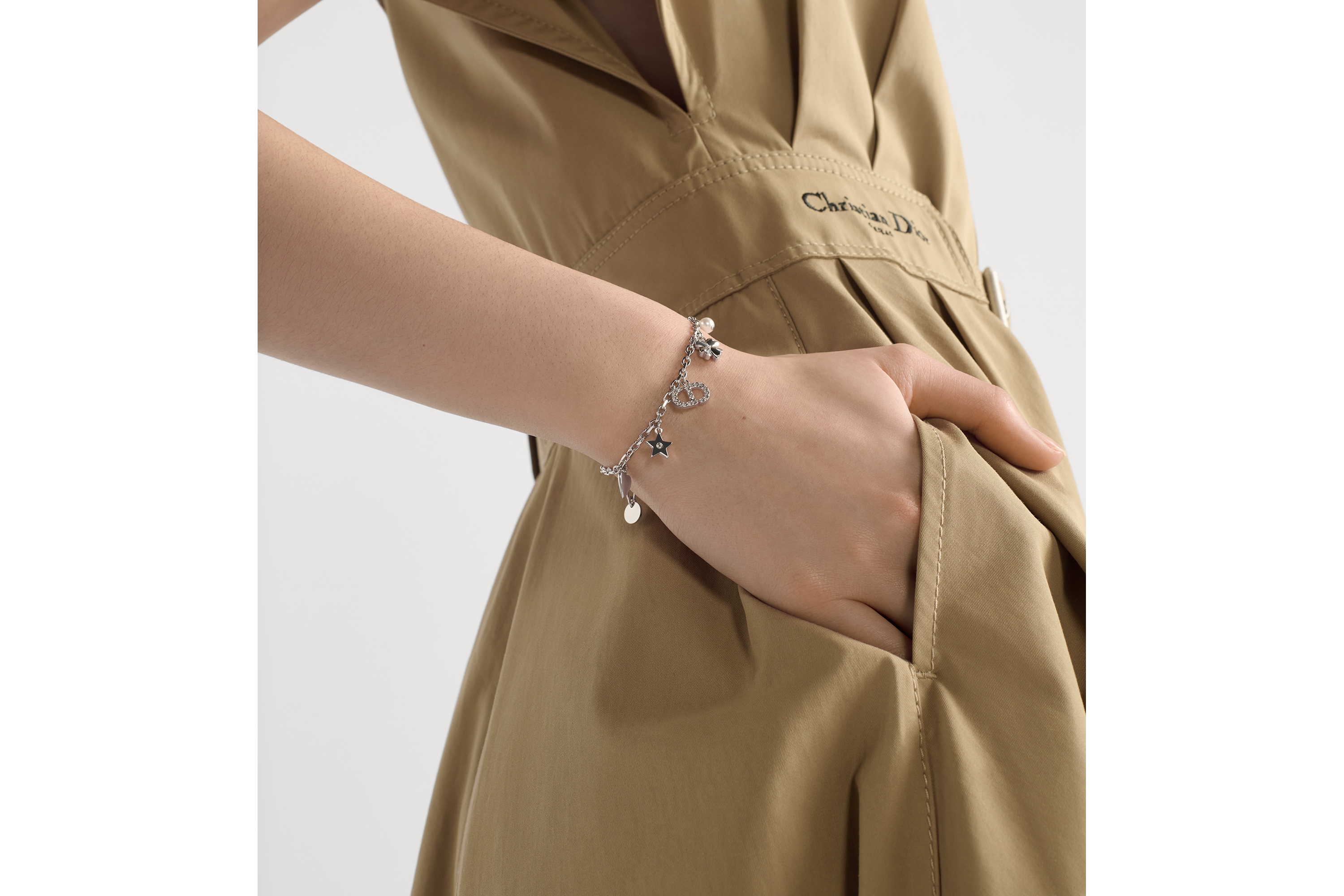 Petit CD Lucky Charms 手链 银色饰面金属搭配白色树脂珠饰和银色调仿水晶装饰 E11