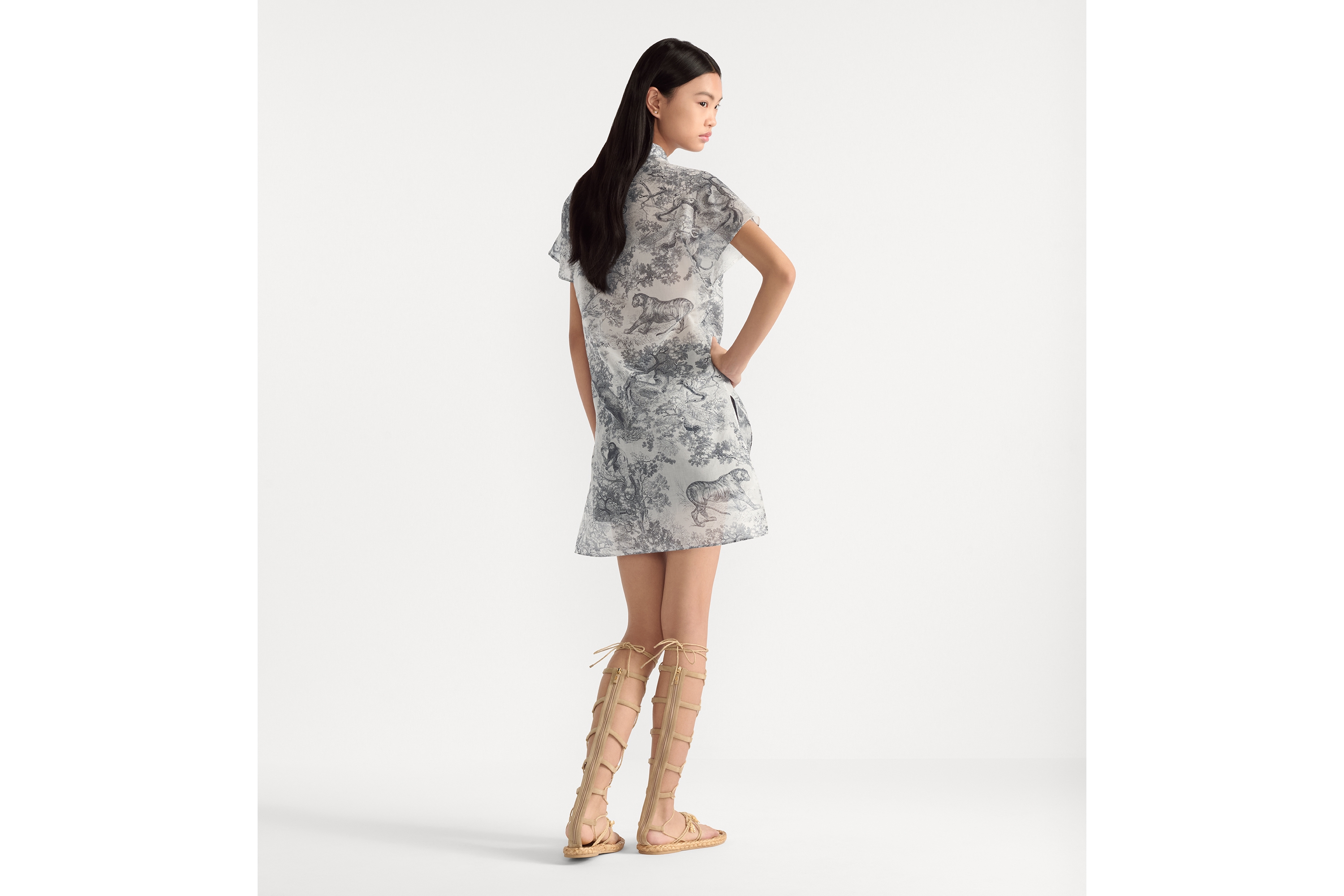 look_image_alt_prefix Dioriviera 长款盖袖衬衫 白色和海军蓝色棉质面料 Sauvage 茹伊印花 E03