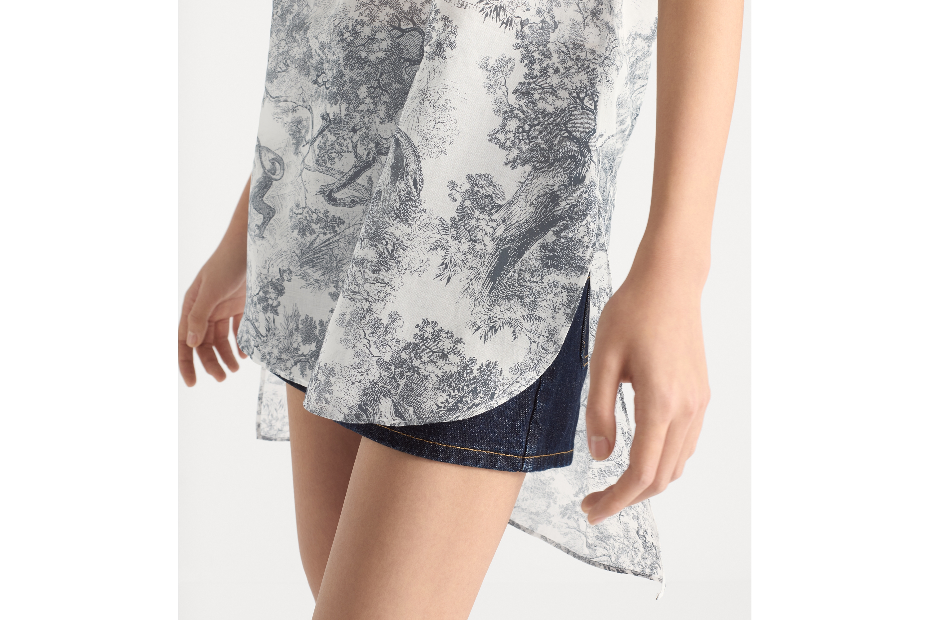 look_image_alt_prefix Dioriviera 长款盖袖衬衫 白色和海军蓝色棉质面料 Sauvage 茹伊印花 E10