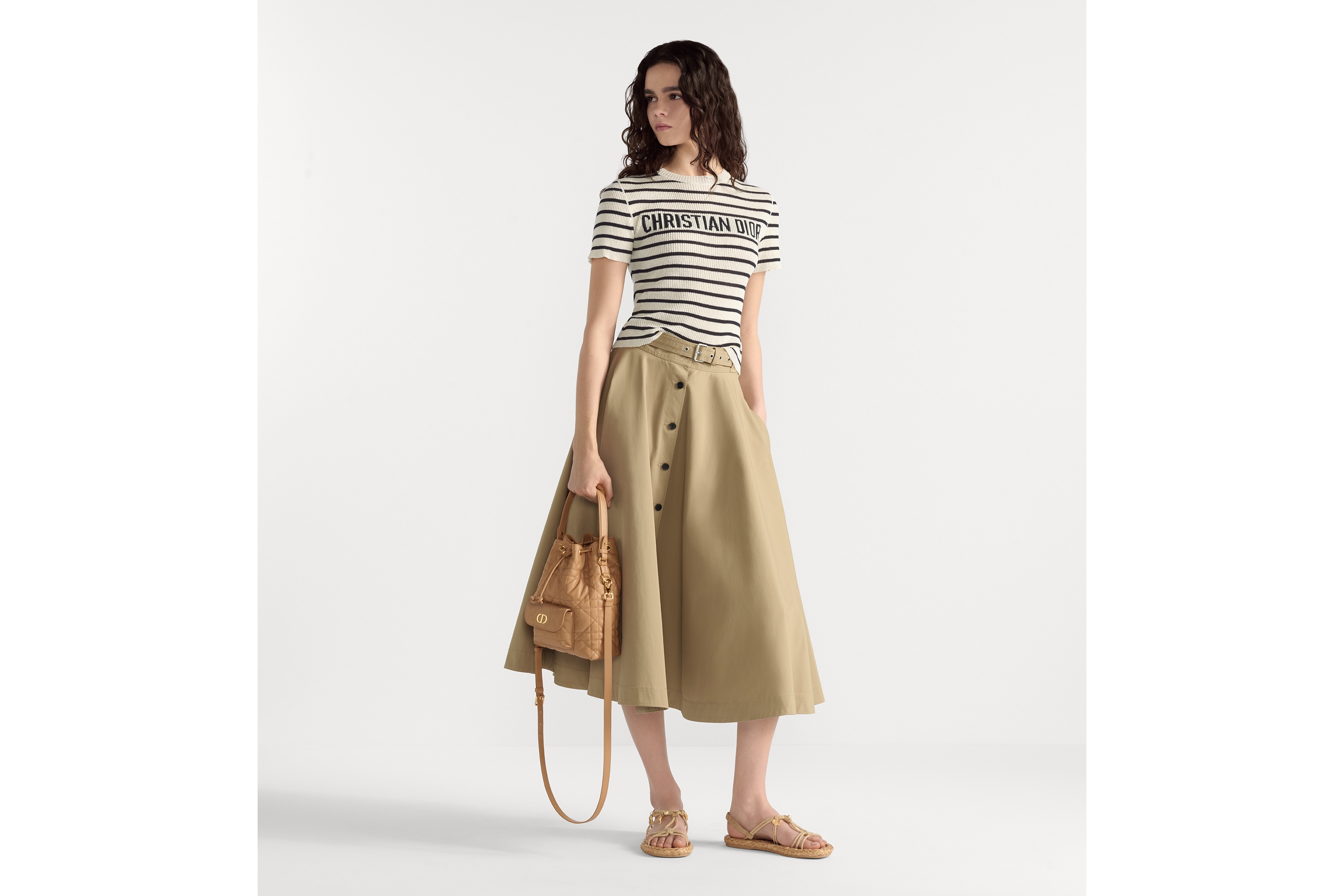 look_image_alt_prefix 小号 Dior Caro 水桶包 浅金色调羊皮革超大藤格纹 E02