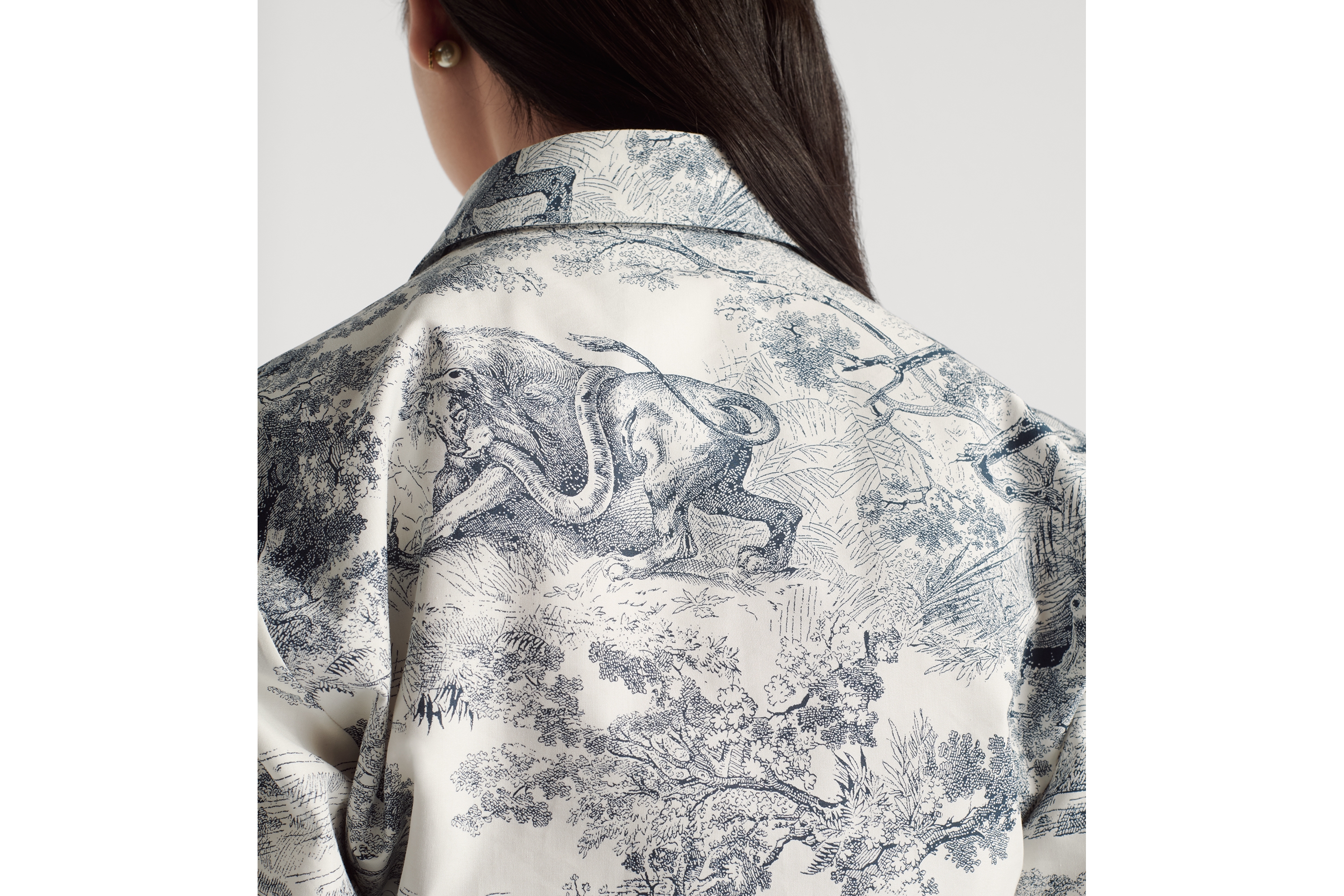 look_image_alt_prefix Dioriviera 短款束身衬衫 白色和深蓝色棉质混纺府绸 Sauvage 茹伊印花 E06