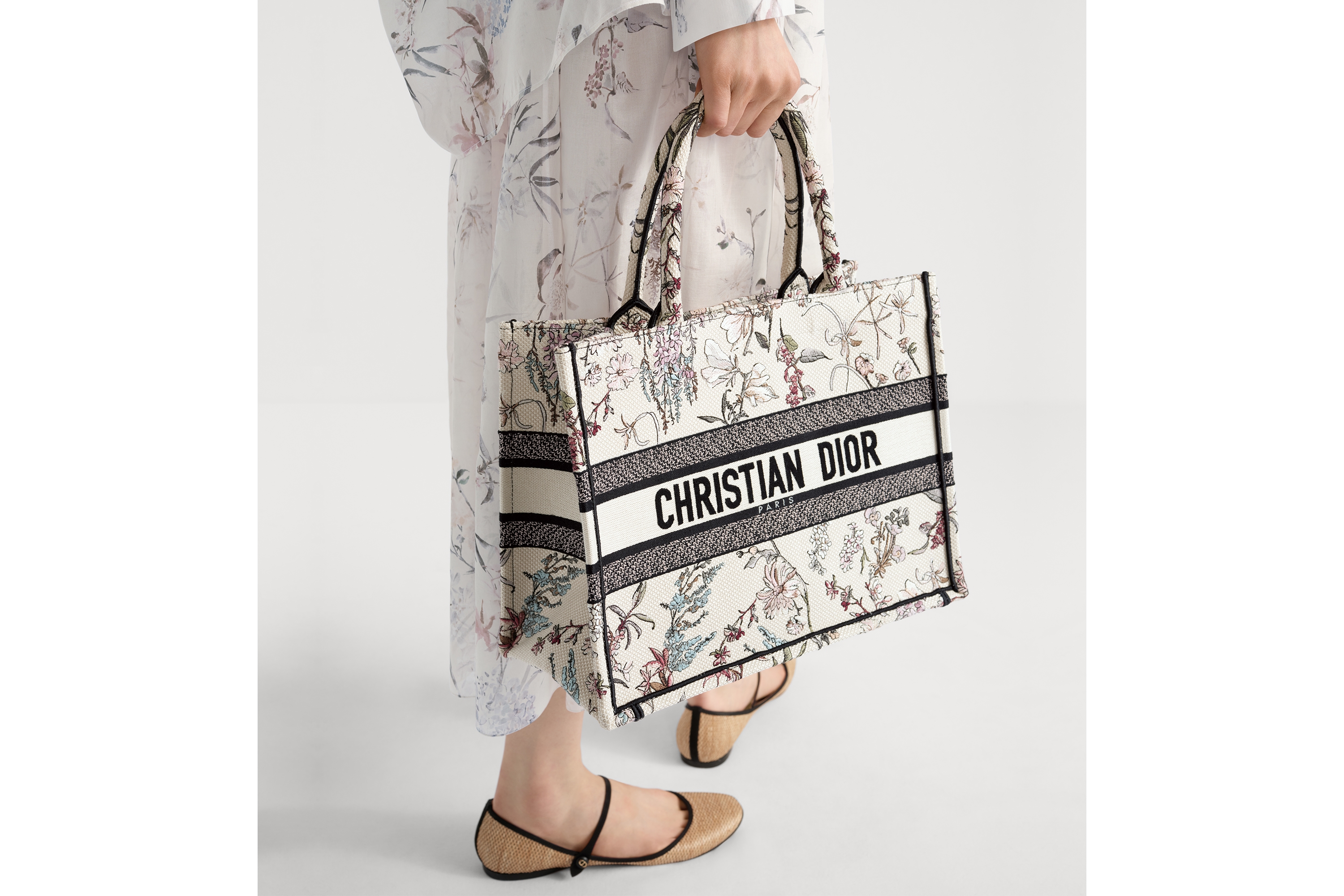 look_image_alt_prefix 中号 Book Tote 手袋 米色 Millefiori 图案刺绣（36 x 27.5 x 16.5 厘米） E15