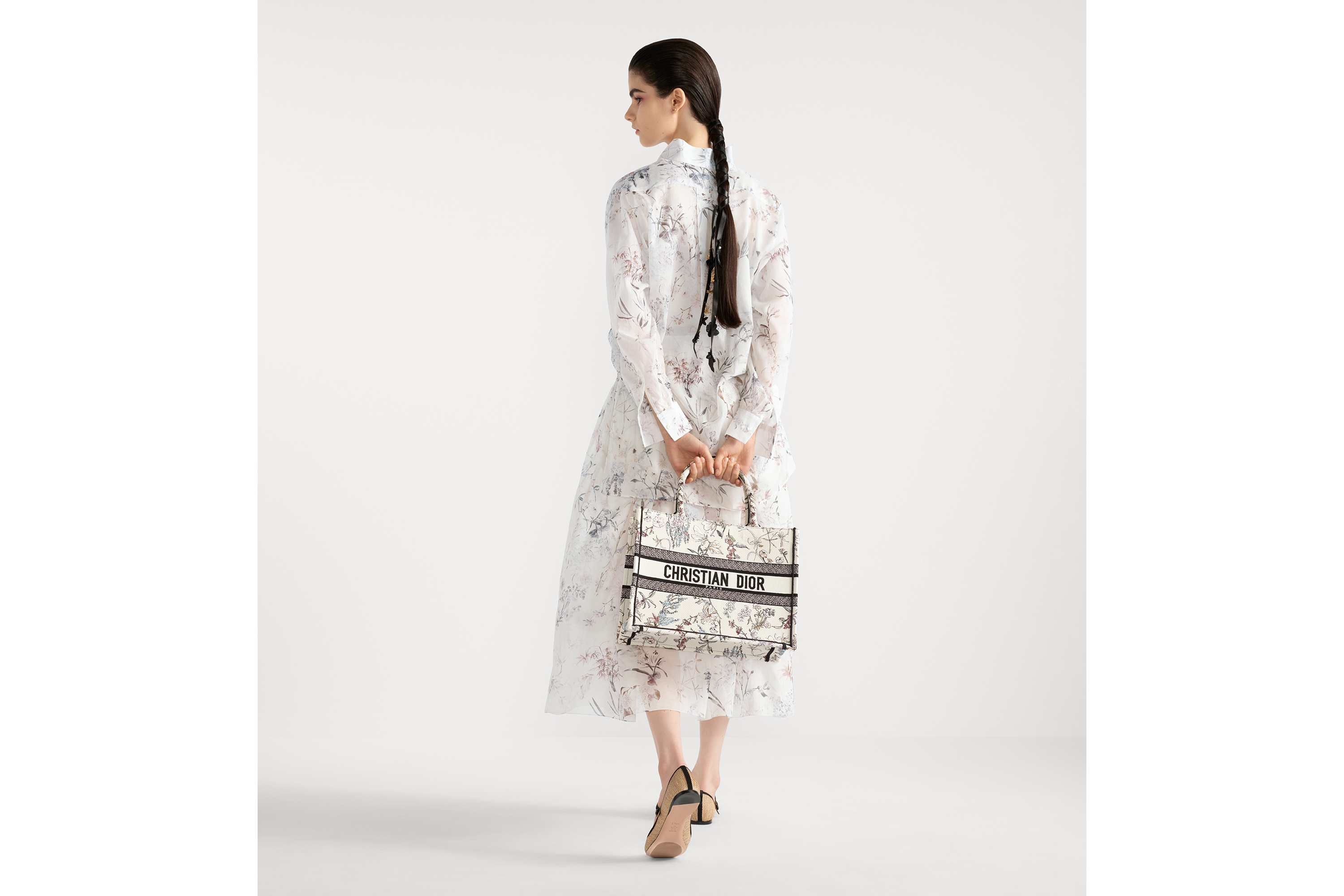 look_image_alt_prefix 中号 Book Tote 手袋 米色 Millefiori 图案刺绣（36 x 27.5 x 16.5 厘米） E16