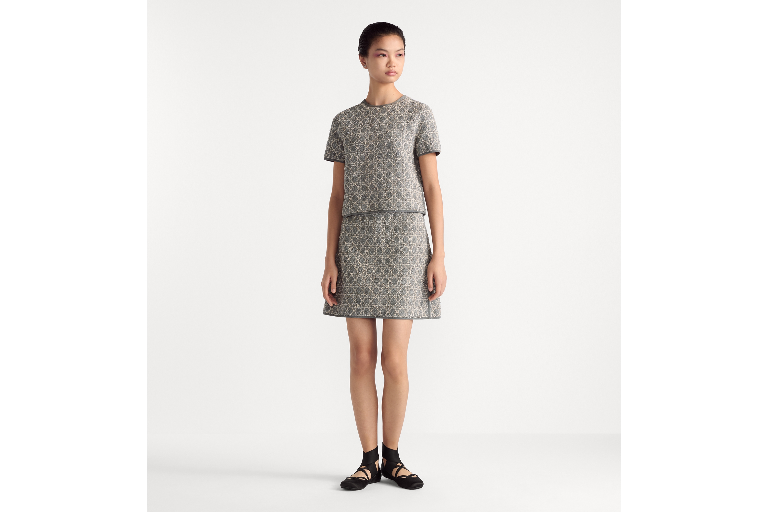 look_image_alt_prefix 短袖上衣 灰色棉质混纺粗花呢针织面料银色金属光泽线超大藤格纹 E02