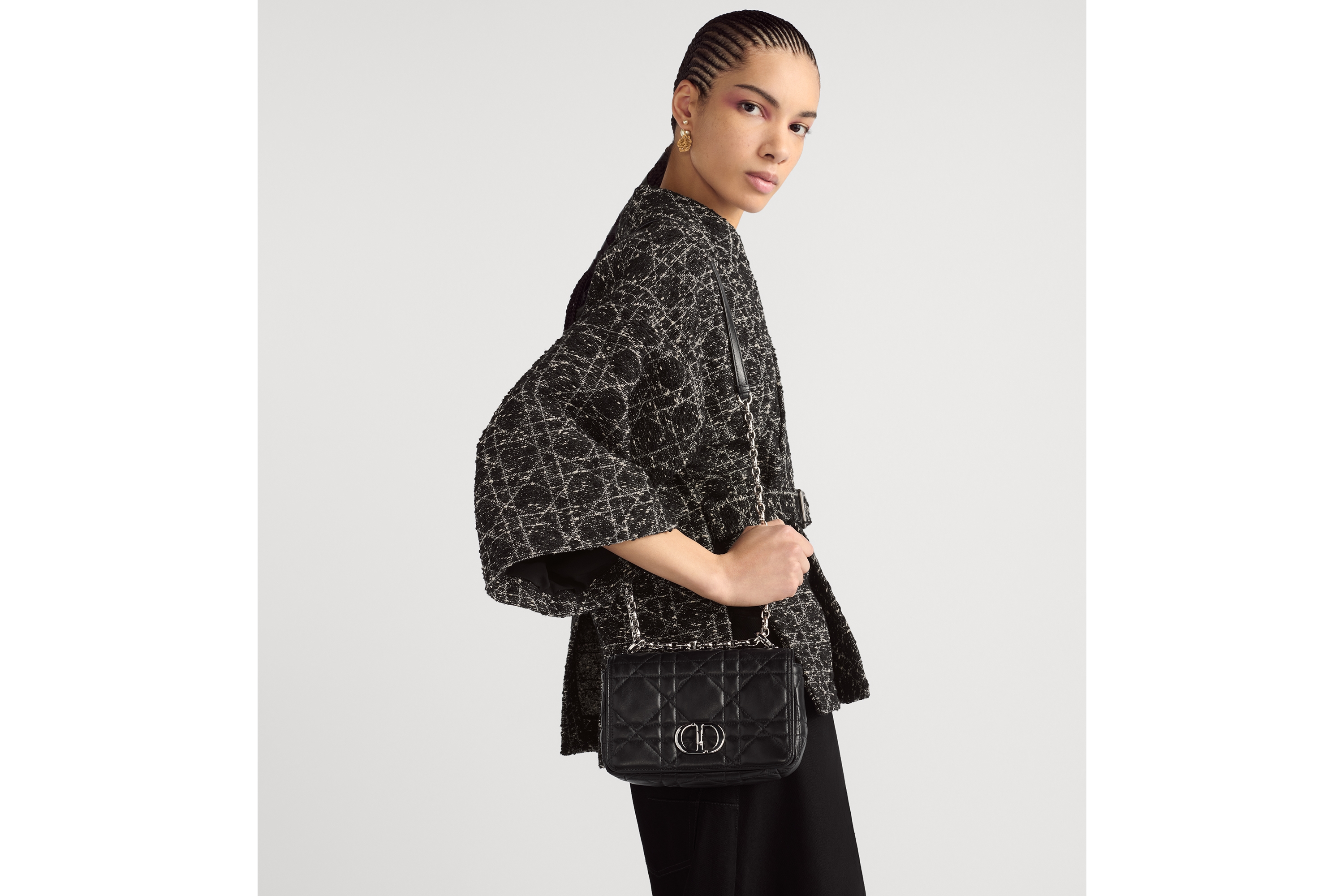 look_image_alt_prefix 小号 Soft Dior Caro 手袋 黑色羊皮革超大藤格纹 E08