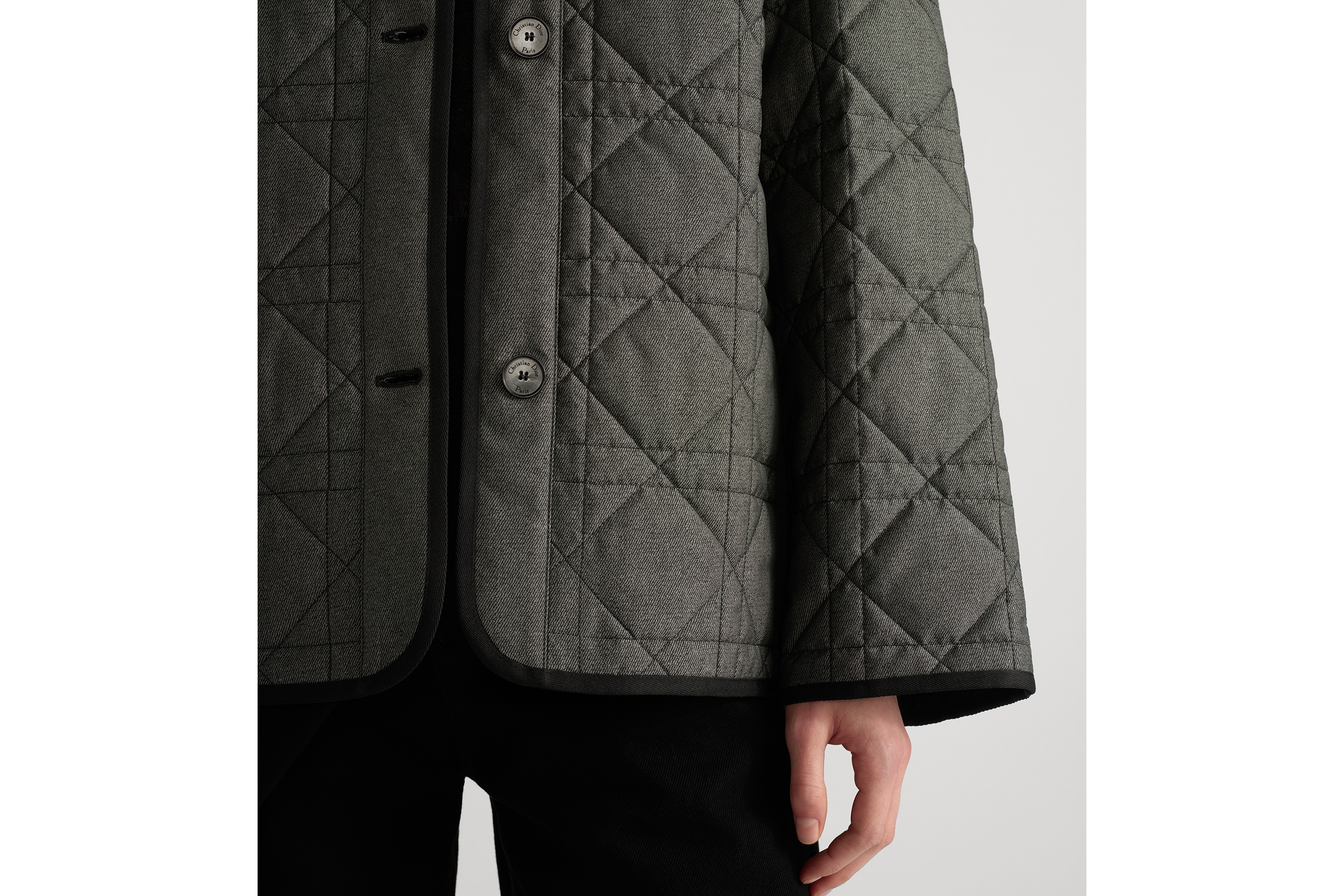 look_image_alt_prefix 外套 灰色层次色调牛仔效果绗缝塔夫绸科技面料超大藤格纹图案 E10