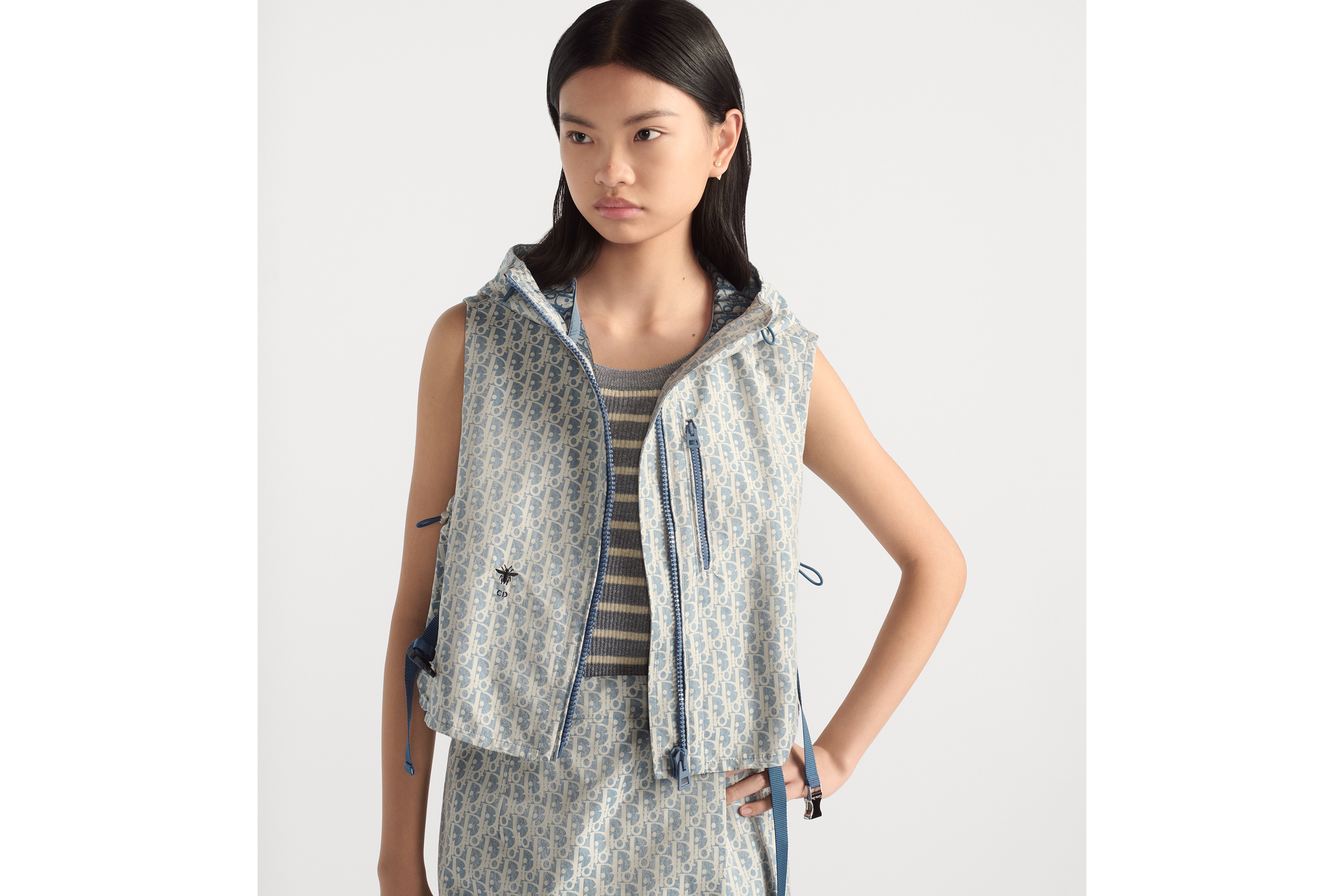 look_image_alt_prefix Dioriviera 连帽背心 蓝色和白色塔夫绸提花科技面料 Oblique 印花 E04