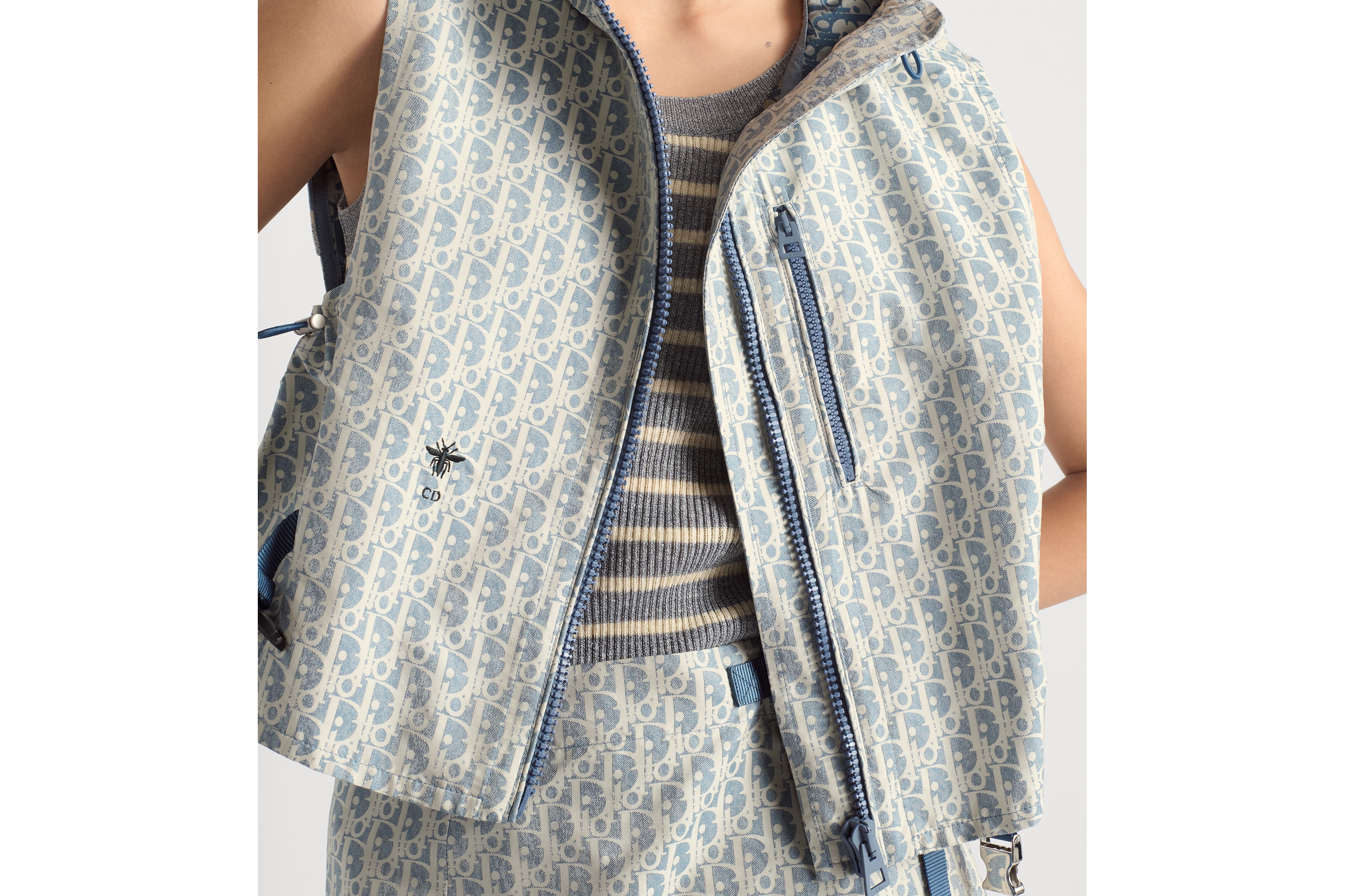 look_image_alt_prefix Dioriviera 连帽背心 蓝色和白色塔夫绸提花科技面料 Oblique 印花 E05