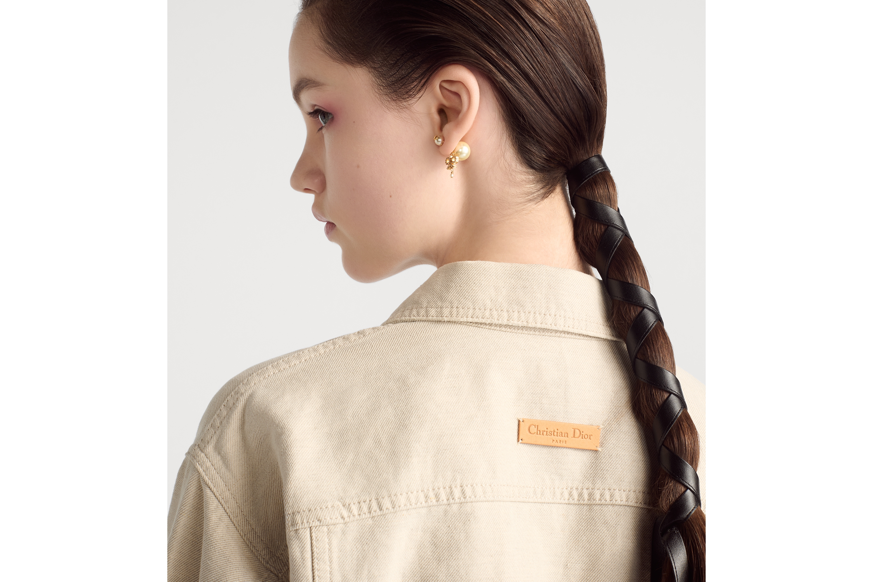 look_image_alt_prefix 短款外套 米白色棉质和亚麻混纺牛仔面料搭配腰带 E09