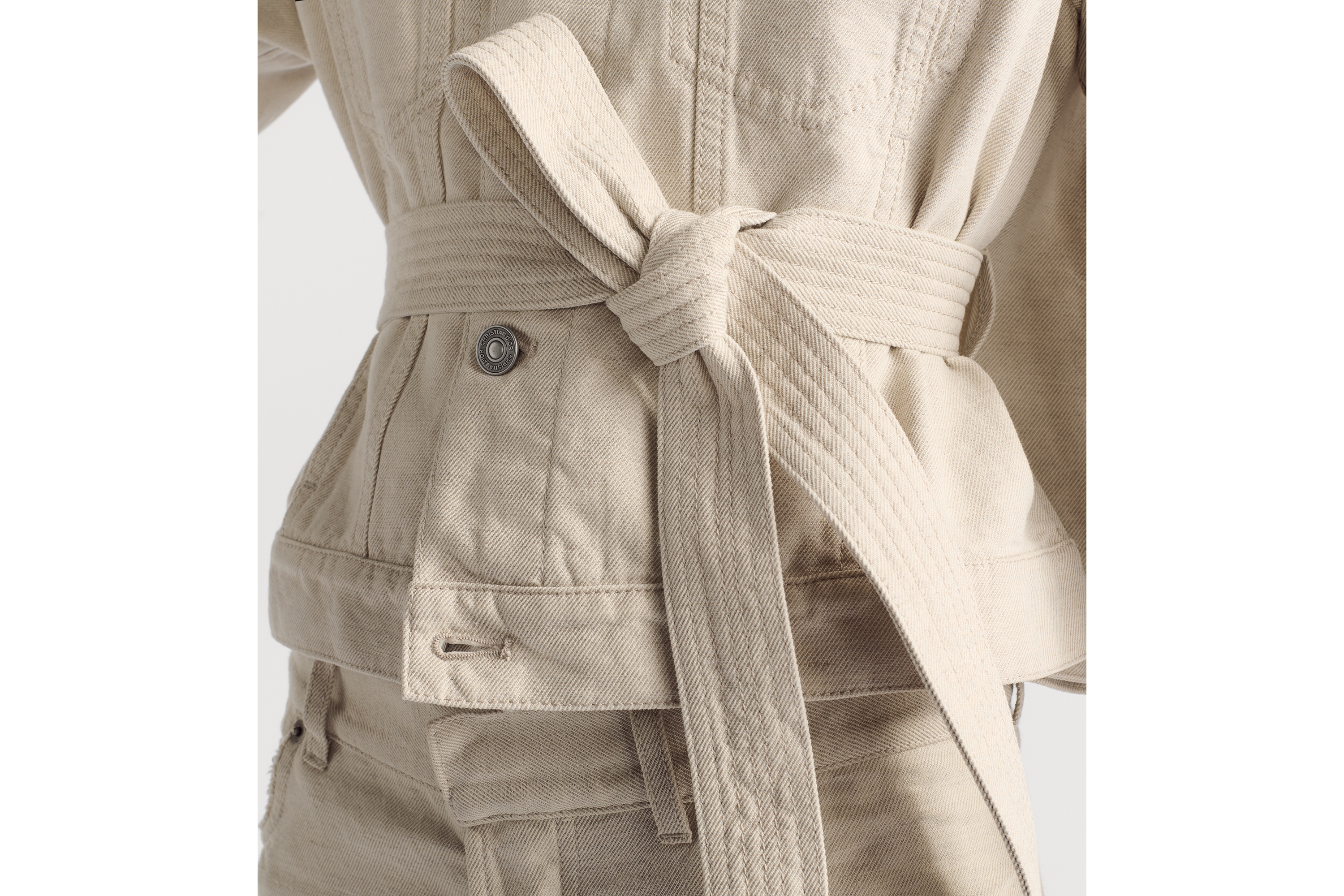 look_image_alt_prefix 短款外套 米白色棉质和亚麻混纺牛仔面料搭配腰带 E12