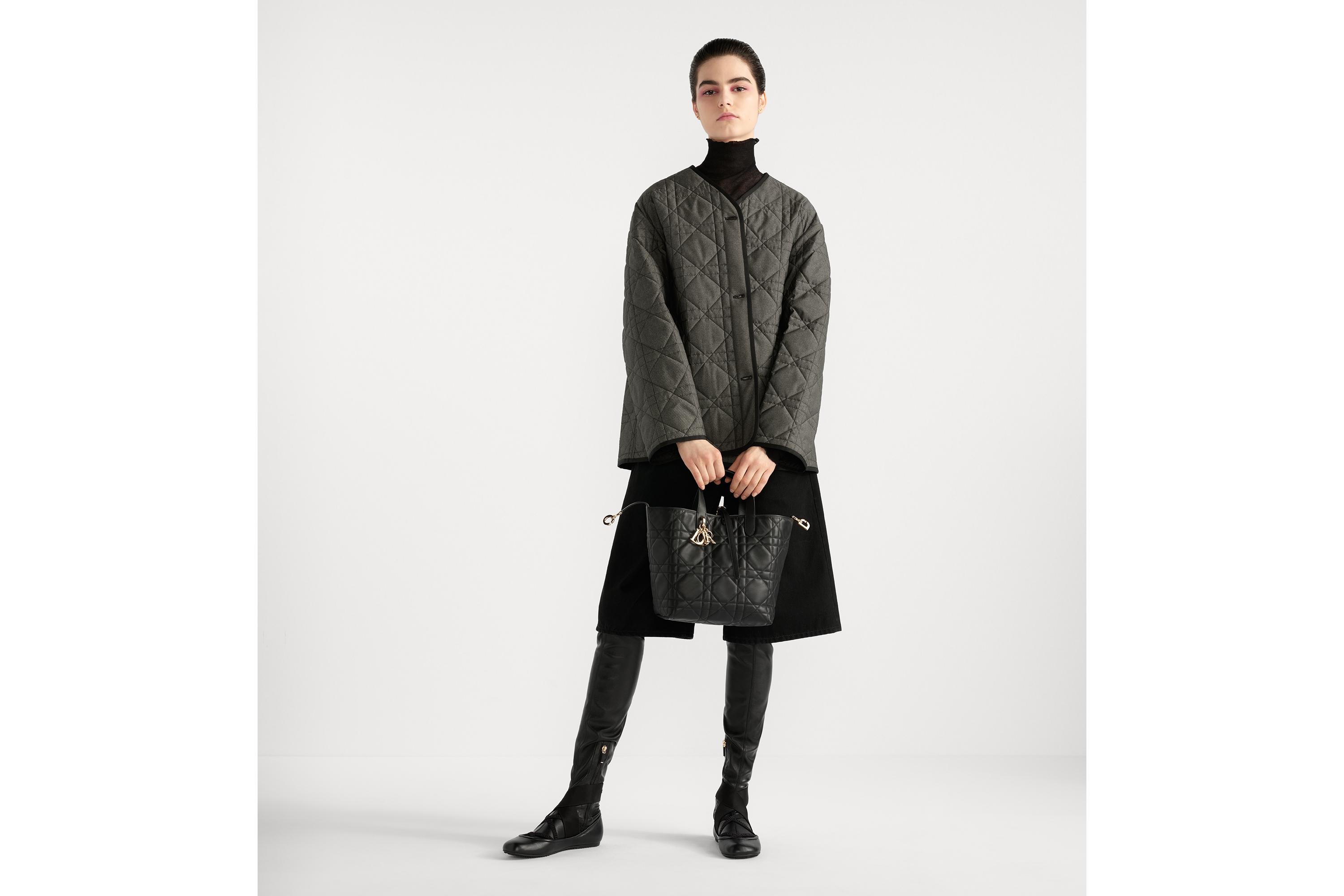 look_image_alt_prefix 中号 Dior Toujours 竖版手袋 黑色牛皮革超大藤格纹 E02