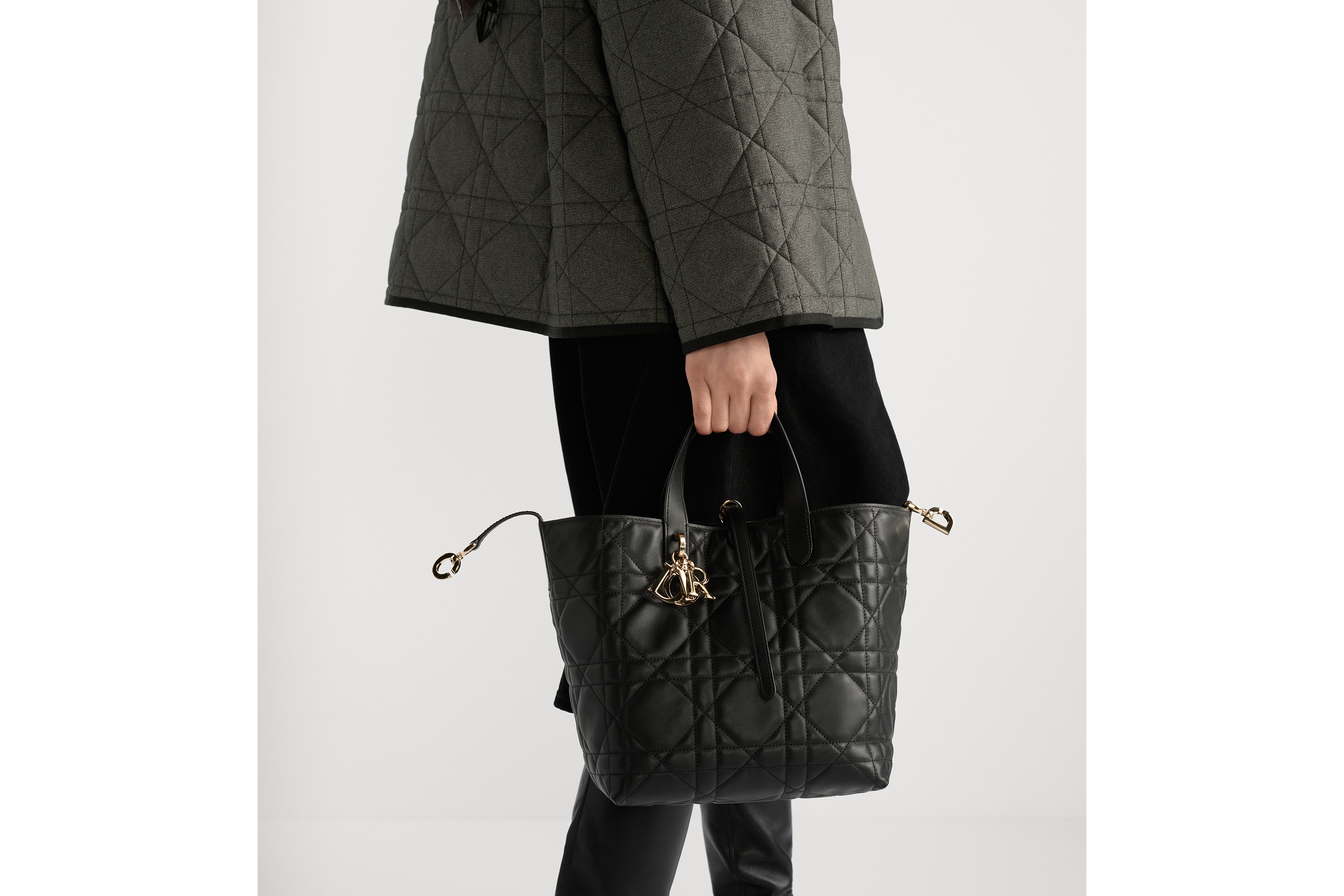 look_image_alt_prefix 中号 Dior Toujours 竖版手袋 黑色牛皮革超大藤格纹 E11