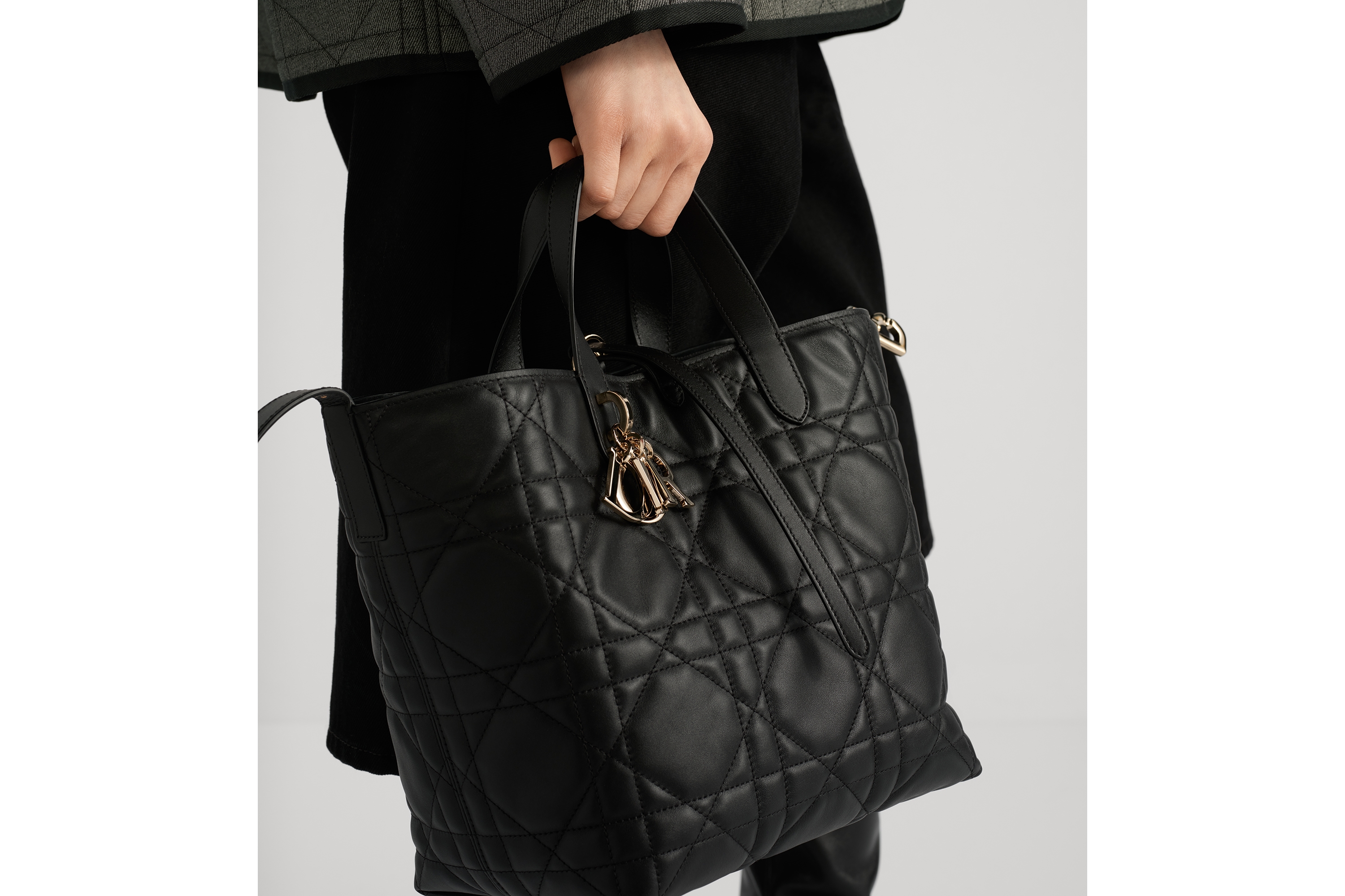 look_image_alt_prefix 中号 Dior Toujours 竖版手袋 黑色牛皮革超大藤格纹 E13