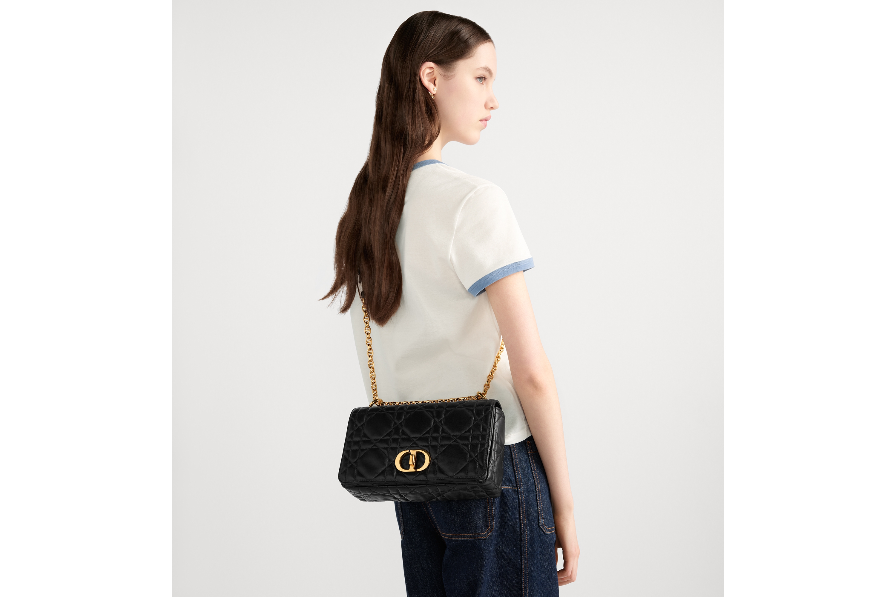 中号 Soft Dior Caro 手袋 黑色羊皮革超大藤格纹 E06