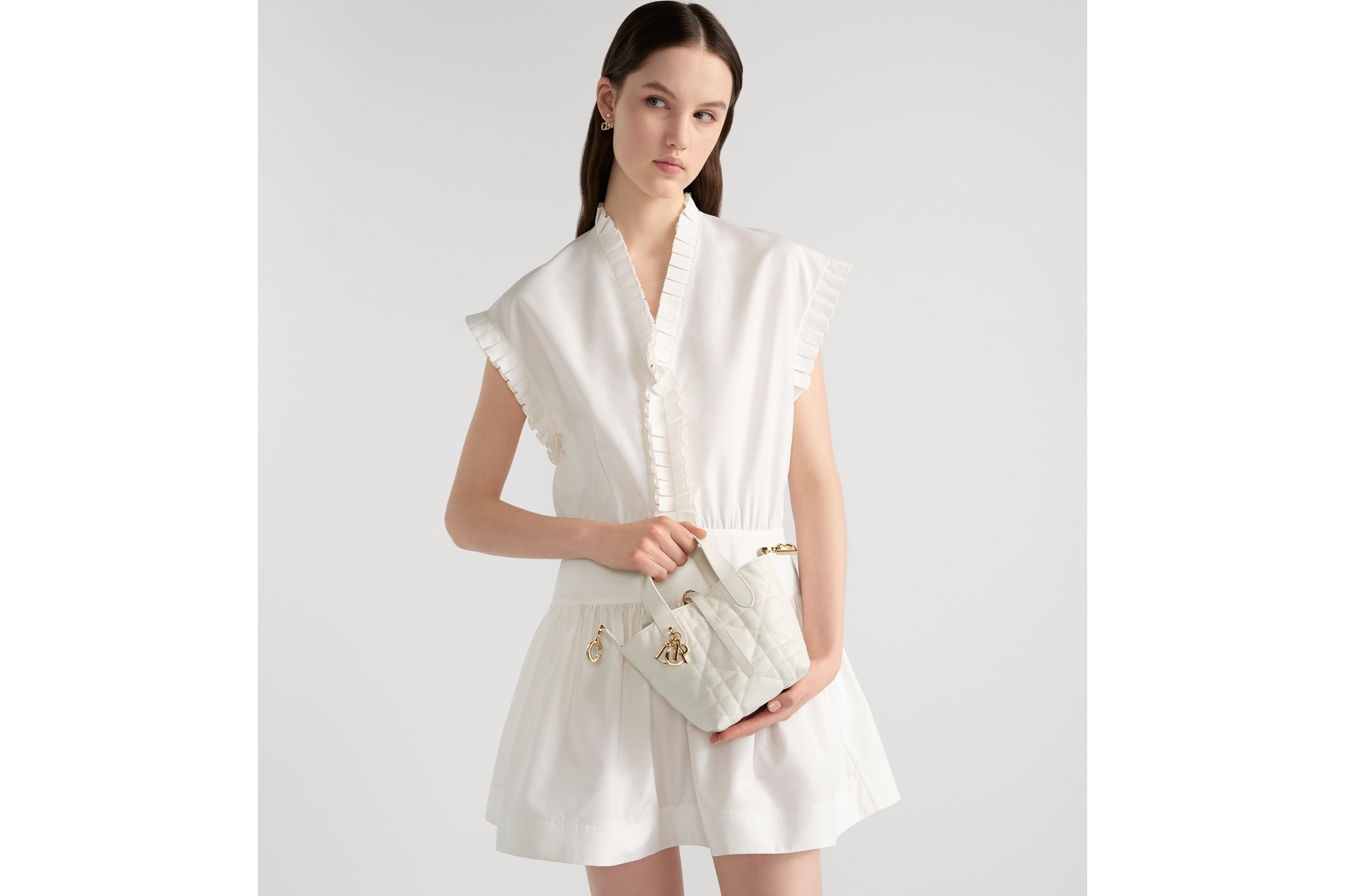 look_image_alt_prefix 微型 Dior Toujours 竖版手袋 奶白色牛皮革超大藤格纹 E04