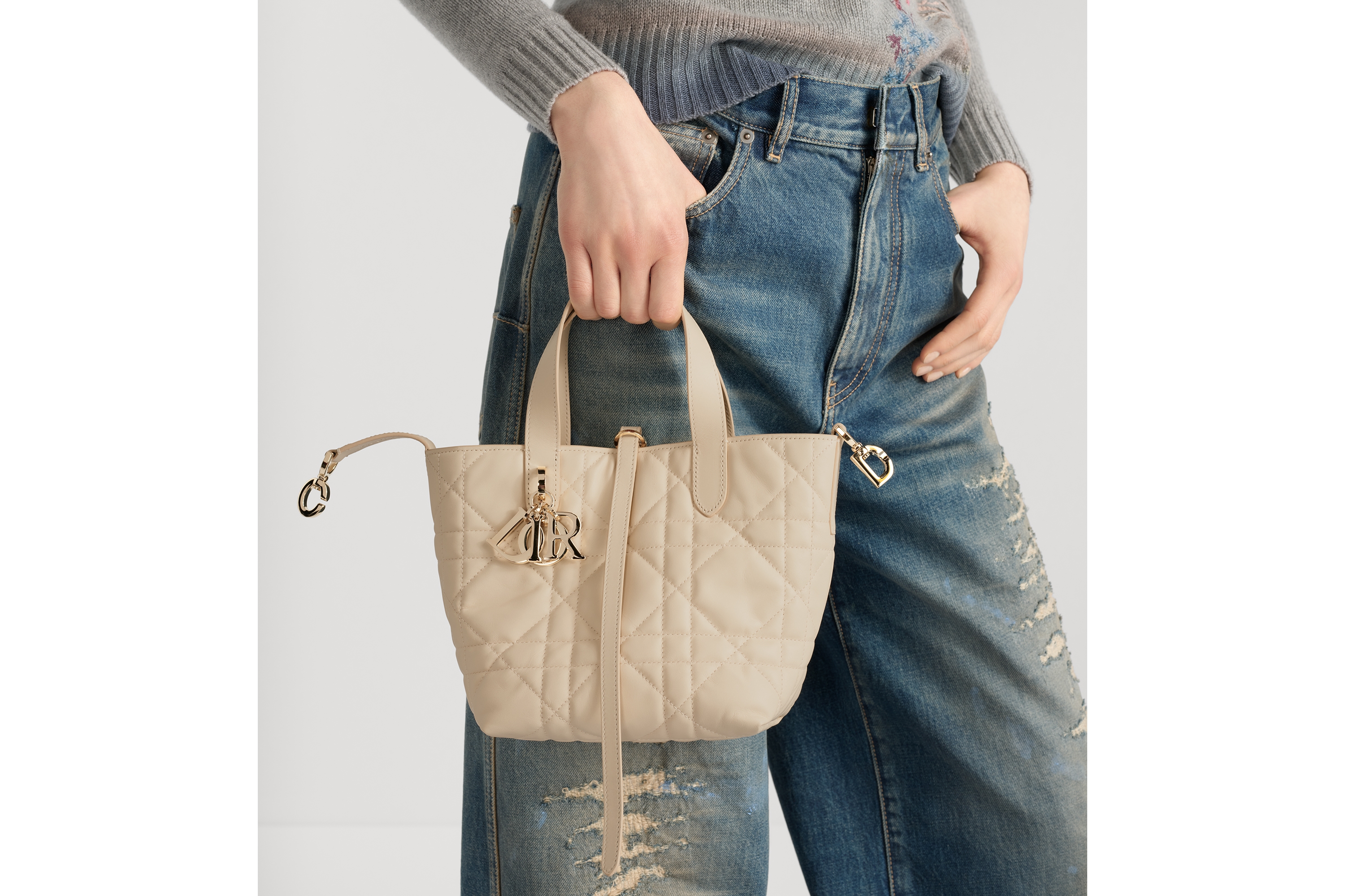 look_image_alt_prefix 小号 Dior Toujours 竖版手袋 浅象牙色牛皮革超大藤格纹 E11