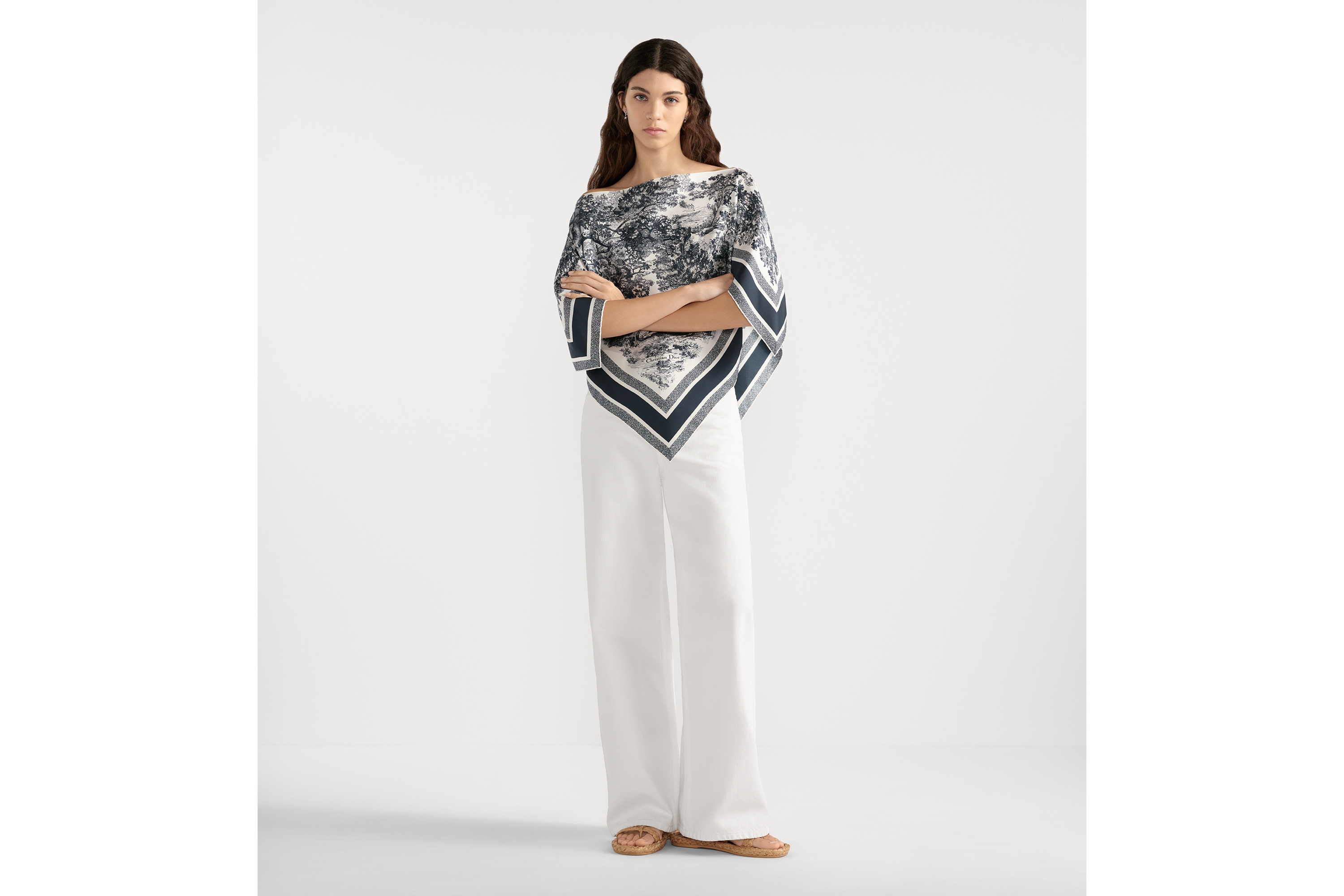 look_image_alt_prefix Dior 桑蚕丝上衣 米白色和海军蓝色桑蚕丝斜纹面料 Sauvage 茹伊印花 E01