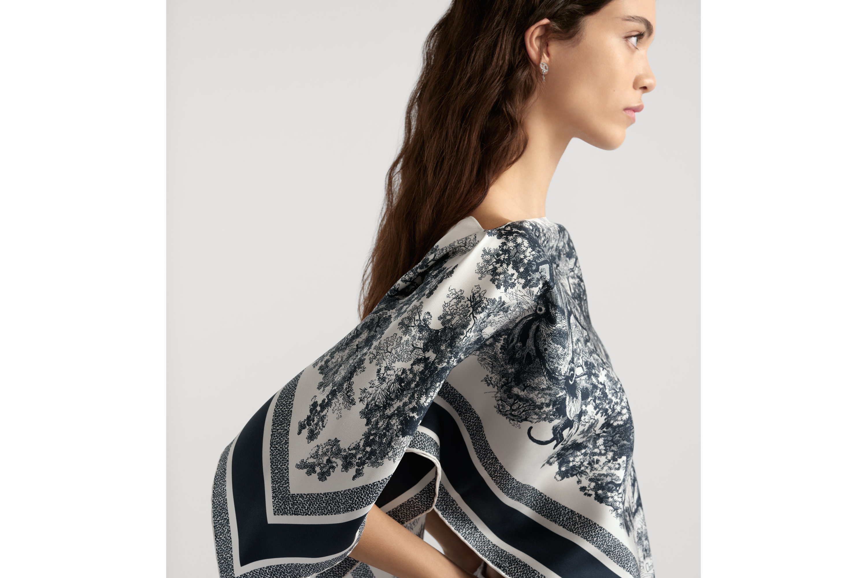 look_image_alt_prefix Dior 桑蚕丝上衣 米白色和海军蓝色桑蚕丝斜纹面料 Sauvage 茹伊印花 E08