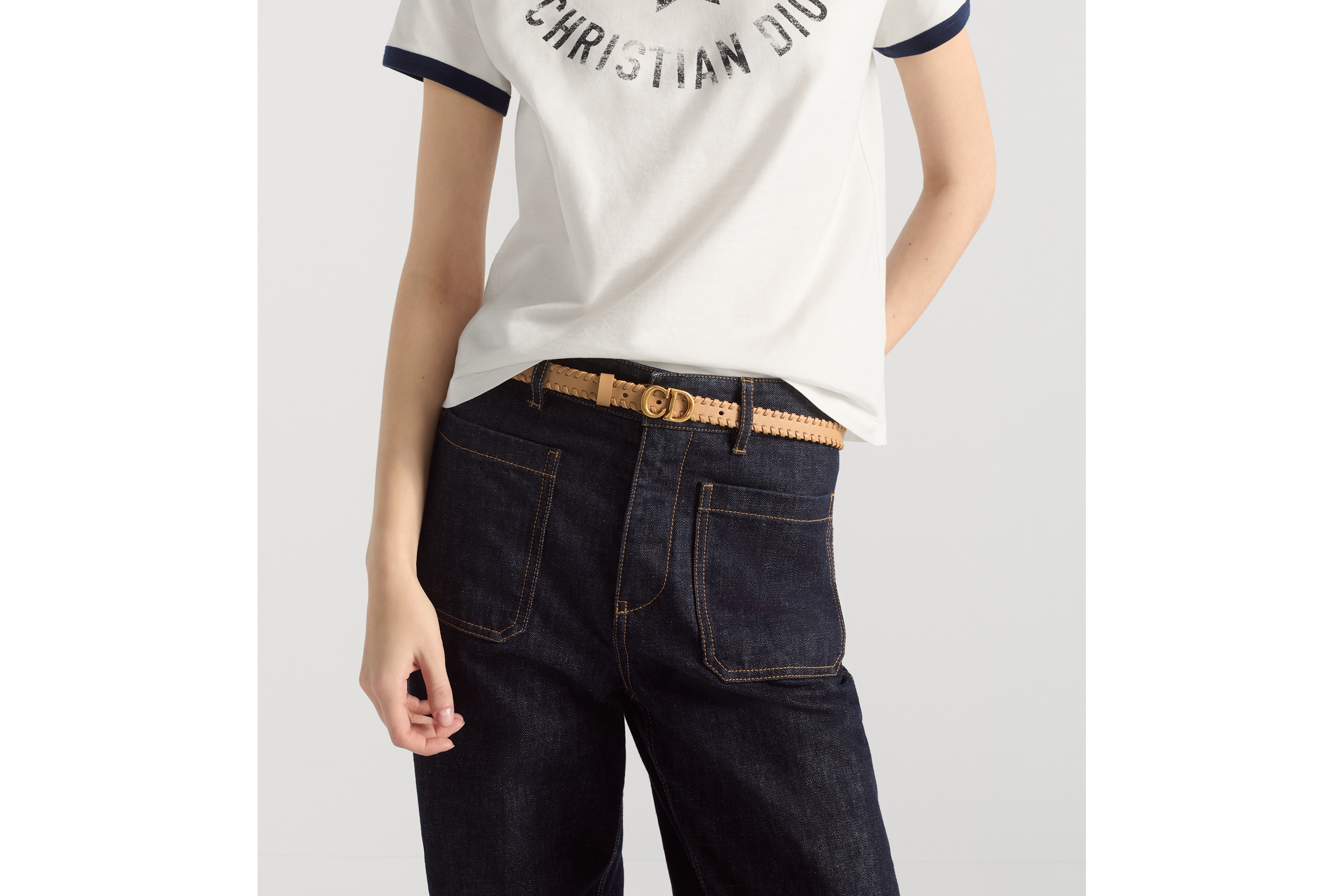 look_image_alt_prefix 马鞍腰带 20 毫米浅金色调光滑牛皮革搭配皮革鞭状缉面线 E13